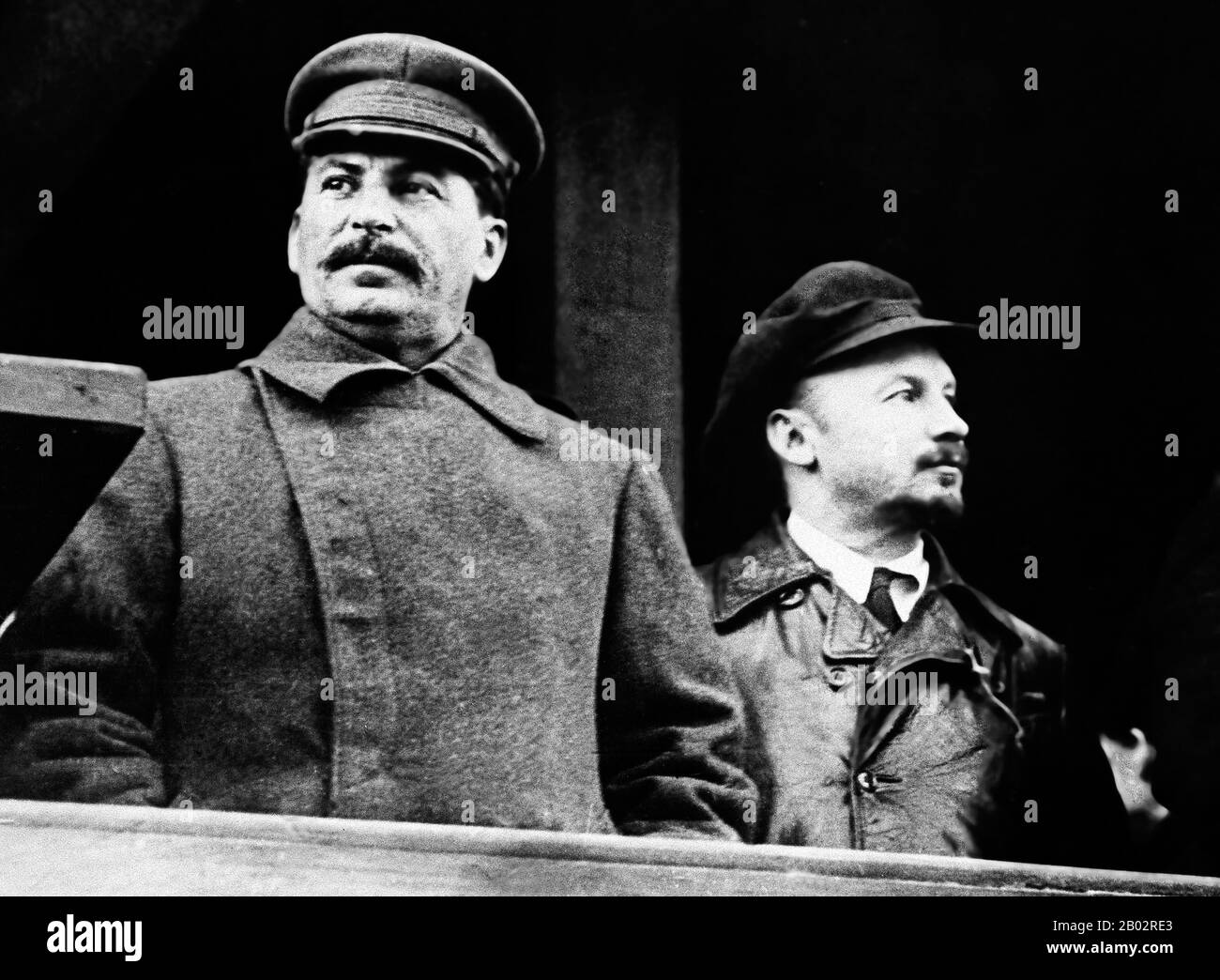 Joseph Vissarionovich Staline (18 décembre 1878 – 5 mars 1953) fut le premier secrétaire général du Parti communiste du Comité central de l'Union soviétique de 1922 à sa mort en 1953. Bien que officiellement le bureau du Secrétaire général soit électif et n'ait pas été initialement considéré comme la position de tête dans l'État soviétique, après la mort de Vladimir Lénine en 1924, Staline a réussi à consolider de plus en plus de pouvoir entre ses mains, mettant progressivement en place tous les groupes d'opposition au sein du parti. Nikolai Ivanovitch Bukharin (9 octobre 1888 – 15 mars 1938) était un po soviétique révolutionnaire bolchevique russe Banque D'Images