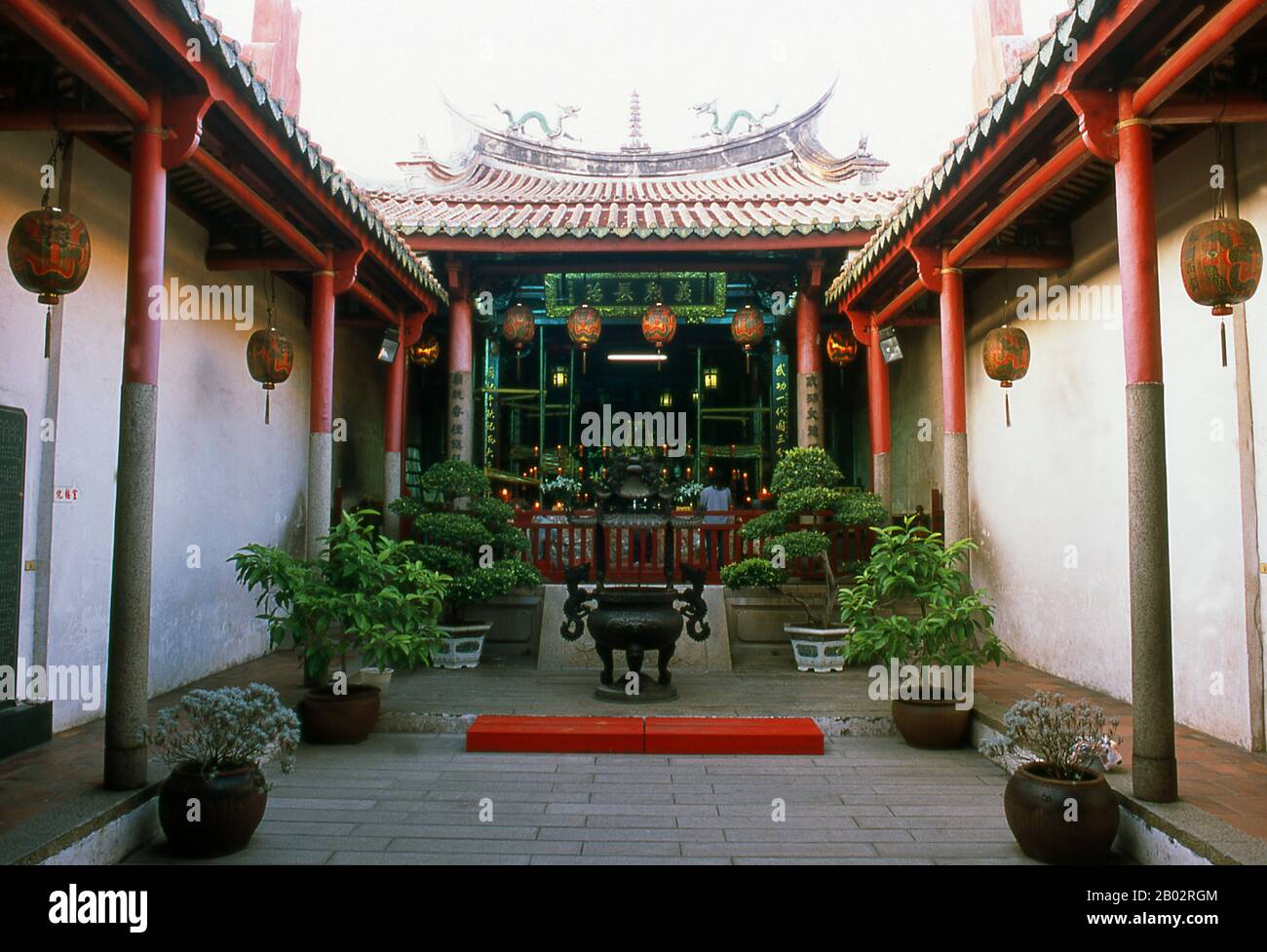 Le temple de la Martial des Rites Sacrificielles, également connu sous le nom de Temple d'État du Dieu de la Martial, a été construit à l'origine en 1665. Le temple est dédié au dieu Guan Gong, la divinité la plus largement adorée de Taiwan. Tainan est la plus ancienne ville de Taiwan. La ville a d'abord été créée par la Société néerlandaise de l'Inde de l'est comme base de décision et de négociation appelée fort Zeelandia pendant la période de la règle néerlandaise sur Taiwan. Après la défaite des colons néerlandais par Koxinga en 1661, Tainan est resté la capitale du Royaume Tungning jusqu'en 1683 et ensuite la capitale de la préfecture de Taiwan sous le règne du Qi Banque D'Images