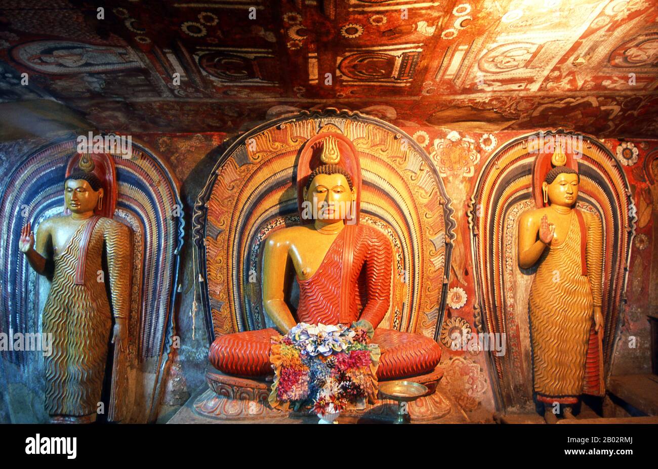 Le temple bouddhiste de Dégaldoruwa est un temple de caverne et fut construit en 1771 ce par le roi Kirti Sri Rajasinha (1747 - 1782), membre de la famille royale de Madurai. Les belles fresques, peintes par la samanera (moine non ordonné) Devaragamapola Silvatenna en 1771-72, capturent la vie de Kandyan du XVIIIe siècle avec des détails incroyables et de la vivacité. Certaines peintures représentent le roi et la famille royale. L'artiste-moine a commencé une tendance, et les grottes de Dambulla ont ensuite été redécorées dans le même style que les autres temples. Kandy est la deuxième plus grande ville du Sri Lanka avec une population d'environ 170 000 habitants Banque D'Images