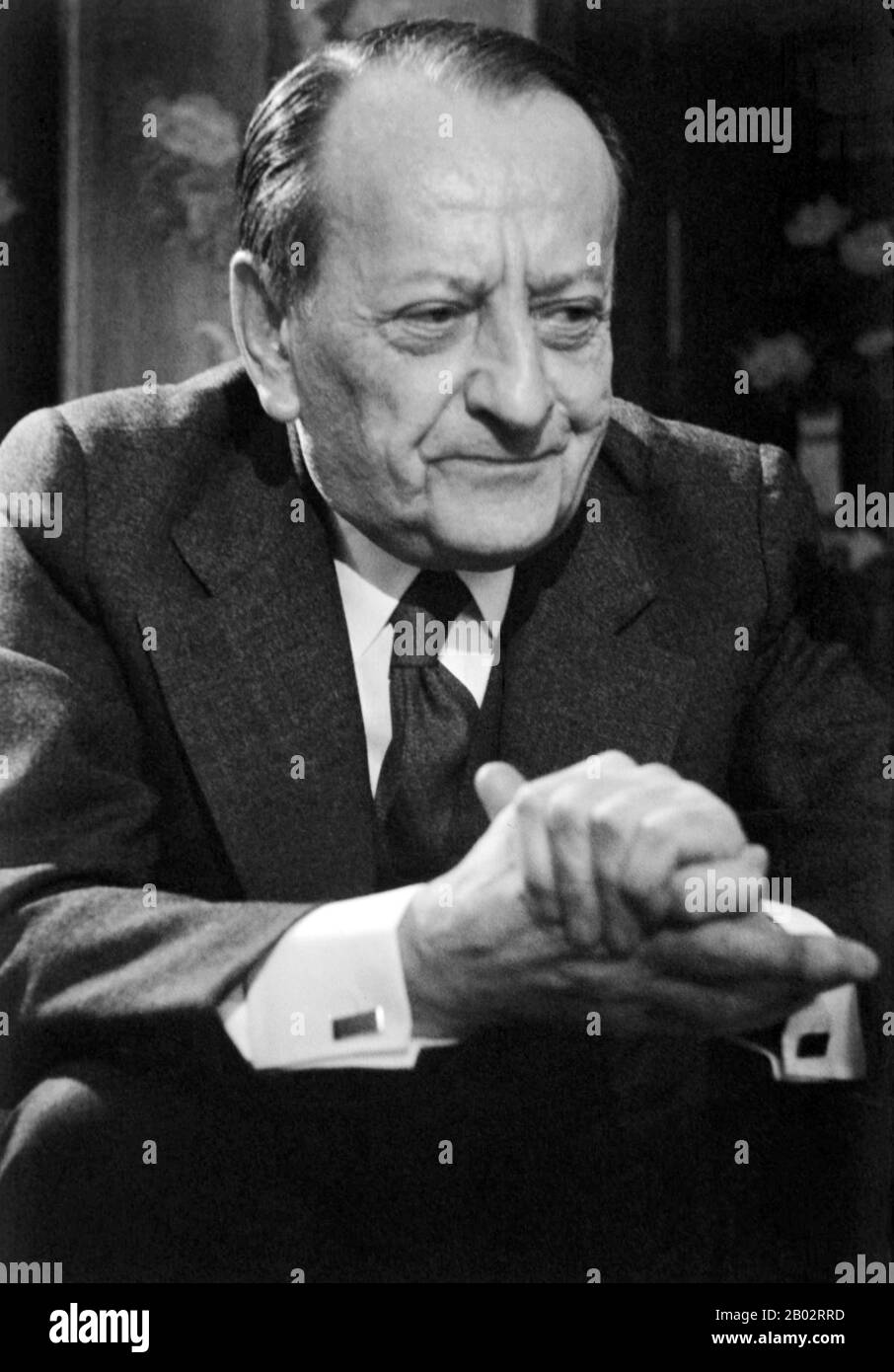 André Malraux DSO (3 novembre 1901 – 23 novembre 1976) était romancier français, théoricien de l'art et ministre des Affaires culturelles. Le roman de Malraux la Condition Humaine (Man's Fate) (1933) a remporté le Prix Goncourt. Il a été nommé par le président Charles de Gaulle comme ministre de l'information (1945–1946) et, par la suite, comme premier ministre français des Affaires culturelles pendant la présidence de Gaulle (1959–1969). En 1923, Malraux entreprit une petite expédition dans les zones inexplorées de la jungle cambodgienne à la recherche de temples Khmers perdus, espérant récupérer des articles qui pourraient être vendus aux musées d'art. À son retour, h Banque D'Images