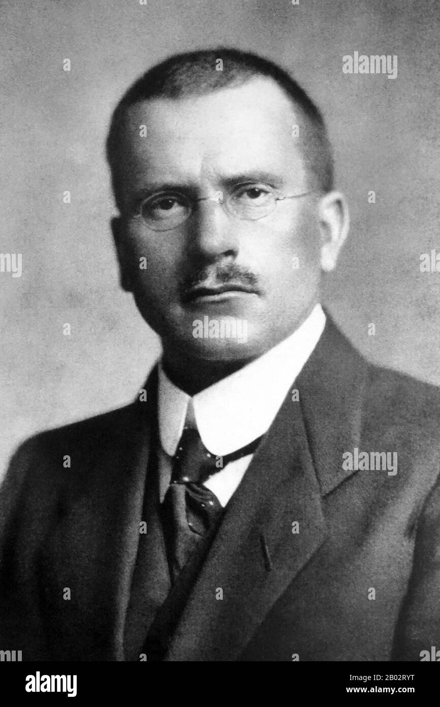 Carl Gustav Jung (26 juillet 1875 – 6 juin 1961) était psychiatre et psychothérapeute suisse qui a fondé la psychologie analytique. Son travail a eu une influence non seulement en psychiatrie, mais aussi en philosophie, en anthropologie, en archéologie, en littérature et en études religieuses. Il était un écrivain prolifique, bien que beaucoup de ses oeuvres n'aient été publiées qu'après sa mort. Le concept central de la psychologie analytique est l'individuation, le processus psychologique d'intégration des opposés, y compris le conscient avec l'inconscient, tout en maintenant leur autonomie relative. Jung considéré individuati Banque D'Images