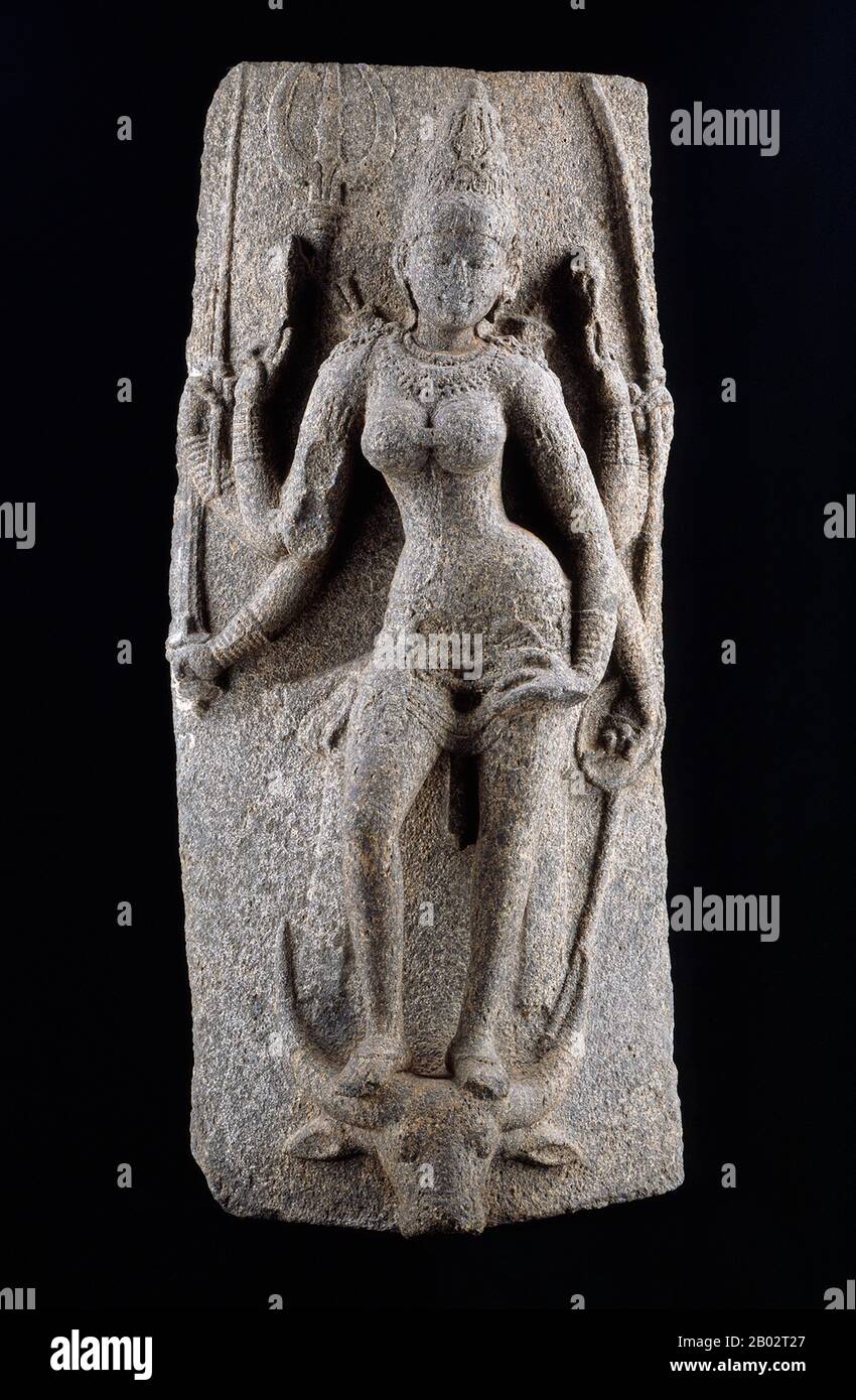 La Déesse Durga, luttant contre Mahishasura, le buffle-démon (mythologie hindoue). Dans les nuages, les Devas ou les êtres célestes sont vus regarder l'événement. L'histoire est enregistrée dans le Devi Mahatmya et le Devi Bhagavata et est l'arrière-plan de Durgapuja, le festival hindou annuel chaque automne. Dans l'hindouisme, Durga est une forme de Devi, la déesse suprématie rayonnante, représentée comme ayant huit bras, à cheval sur un lion ou un tigre, transportant des armes et une fleur de lotus, en maintenant un sourire méditatif, et en pratiquant des mudras, ou des gestes symboliques de la main. Une incarnation de la force créatrice féminine (Shakti), Durga exi Banque D'Images