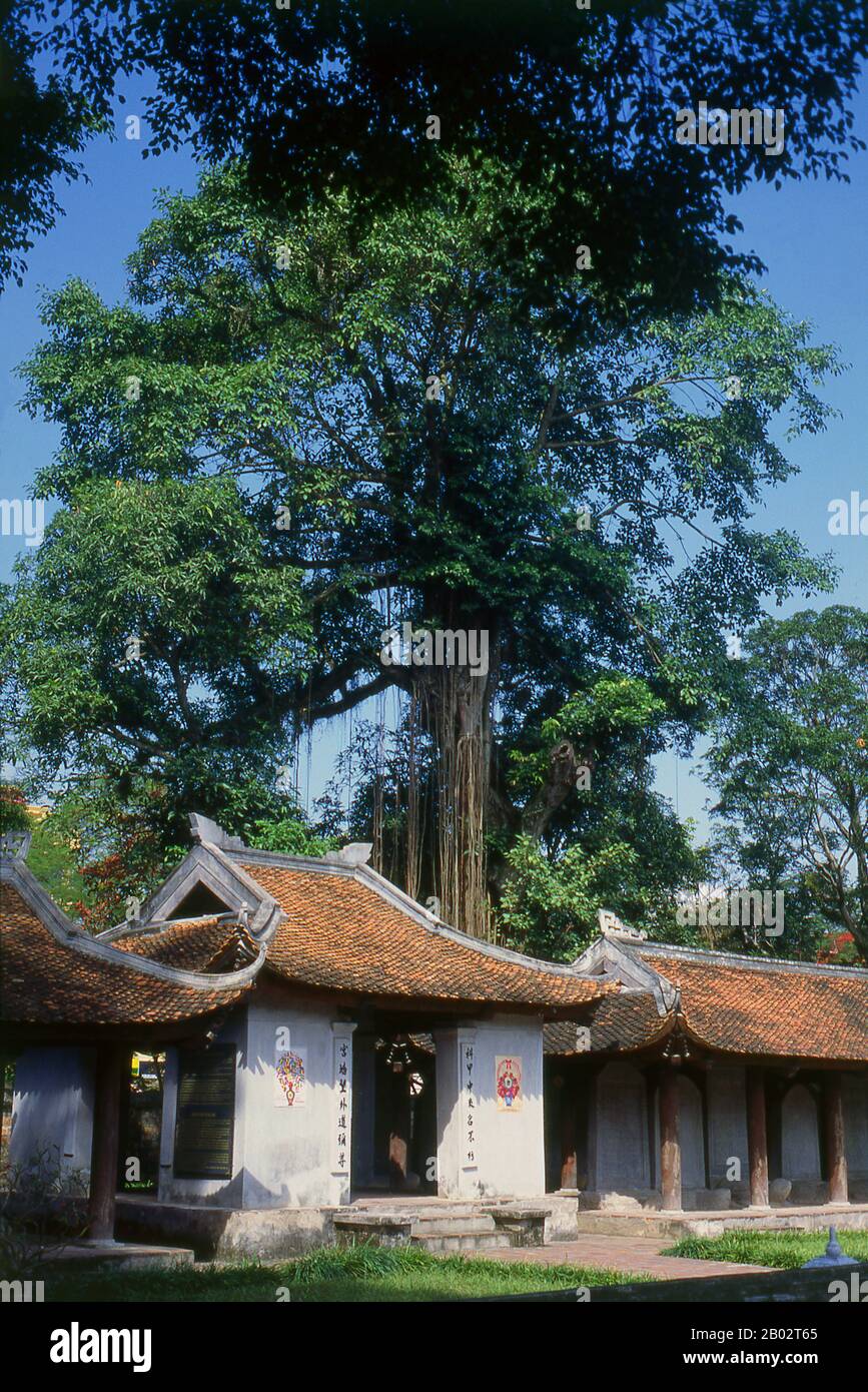 Le Temple de la littérature ou Van Mieu est l’un des trésors culturels les plus importants du Vietnam. Fondé en 1070 par le roi Ly Thanh Tong de la dynastie des premiers Ly, le temple était dédié à la fois à Confucius et à Chu Cong, un membre de la famille royale chinoise crédité de plusieurs enseignements que Confucius a développés cinq cents ans plus tard. Le site a été choisi par les géomancers de la dynastie Ly pour se tenir en harmonie avec le temple de Bich Cau taoïste et la Pagode bouddhiste À Un pilier, représentant les trois principales polices de la tradition vietnamienne. Six ans plus tard, en 1076, le Quoc Tu Giam, ou ‘ Banque D'Images