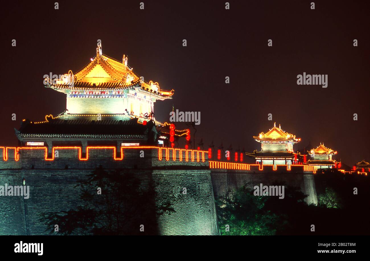 La construction du premier mur de la ville de Chang'an (nom original de Xi'an) a commencé en 194 BCE et a duré quatre ans. Le mur existant a été lancé pendant la dynastie Ming en 1370. Il entoure une ville beaucoup plus petite de 14 kilomètres carrés (5,4 mi carrés). La paroi mesure 13,7 kilomètres (8,5 mi) de circonférence, 12 mètres (39 pi) de hauteur et 15–18 mètres (49–59 pi) d'épaisseur à la base. XI'an est la capitale de la province de Shaanxi et une ville sous-provinciale de la République Populaire de Chine. L'une des villes les plus anciennes de Chine, avec plus de 3 100 ans d'histoire, la ville était connue sous le nom de Chang' Banque D'Images La construction du premier mur de la ville de Chang'an (nom original de Xi'an) a commencé en 194 BCE et a duré quatre ans. Le mur existant a été lancé pendant la dynastie Ming en 1370. Il entoure une ville beaucoup plus petite de 14 kilomètres carrés (5,4 mi carrés). La paroi mesure 13,7 kilomètres (8,5 mi) de circonférence, 12 mètres (39 pi) de hauteur et 15–18 mètres (49–59 pi) d'épaisseur à la base. XI'an est la capitale de la province de Shaanxi et une ville sous-provinciale de la République Populaire de Chine. L'une des villes les plus anciennes de Chine, avec plus de 3 100 ans d'histoire, la ville était connue sous le nom de Chang' Banque D'Images