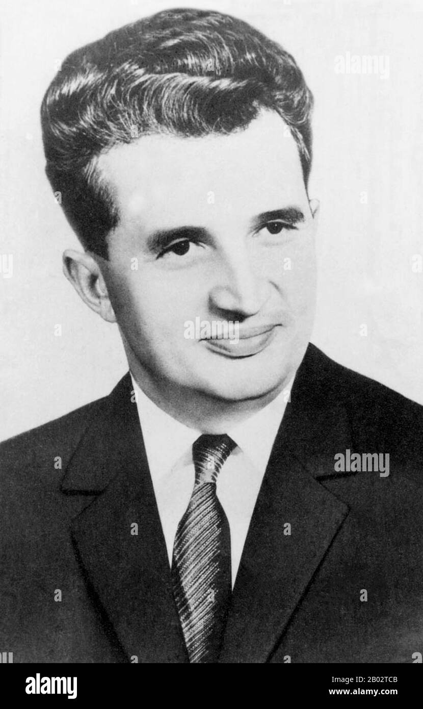Nicolae Ceausescu (26 janvier 1918 – 25 décembre 1989) était un politicien communiste roumain. Il a été secrétaire général du Parti communiste roumain de 1965 à 1989 et, à ce titre, le deuxième et dernier leader communiste du pays. Il a également été le chef de l'État du pays de 1967 à 1989. Ceausescu a visité la Chine, la Corée du Nord, la République Populaire de Mongolie et le Vietnam du Nord en 1971. Il s'est beaucoup intéressé à l'idée d'une transformation nationale totale telle qu'elle est incarnée dans les programmes de la Juche de la Corée du Nord et de la Révolution culturelle de la Chine. Il a également été inspiré par les cultes de la personnalité de North Kore Banque D'Images