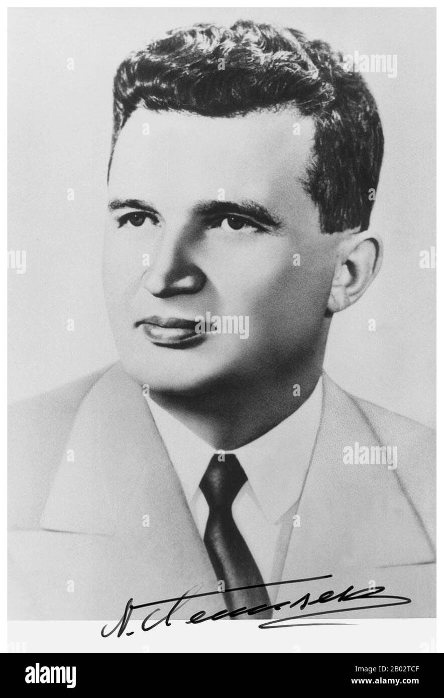 Nicolae Ceausescu (26 janvier 1918 – 25 décembre 1989) était un politicien communiste roumain. Il a été secrétaire général du Parti communiste roumain de 1965 à 1989 et, à ce titre, le deuxième et dernier leader communiste du pays. Il a également été le chef de l'État du pays de 1967 à 1989. Ceausescu a visité la Chine, la Corée du Nord, la République Populaire de Mongolie et le Vietnam du Nord en 1971. Il s'est beaucoup intéressé à l'idée d'une transformation nationale totale telle qu'elle est incarnée dans les programmes de la Juche de la Corée du Nord et de la Révolution culturelle de la Chine. Il a également été inspiré par les cultes de la personnalité de North Kore Banque D'Images