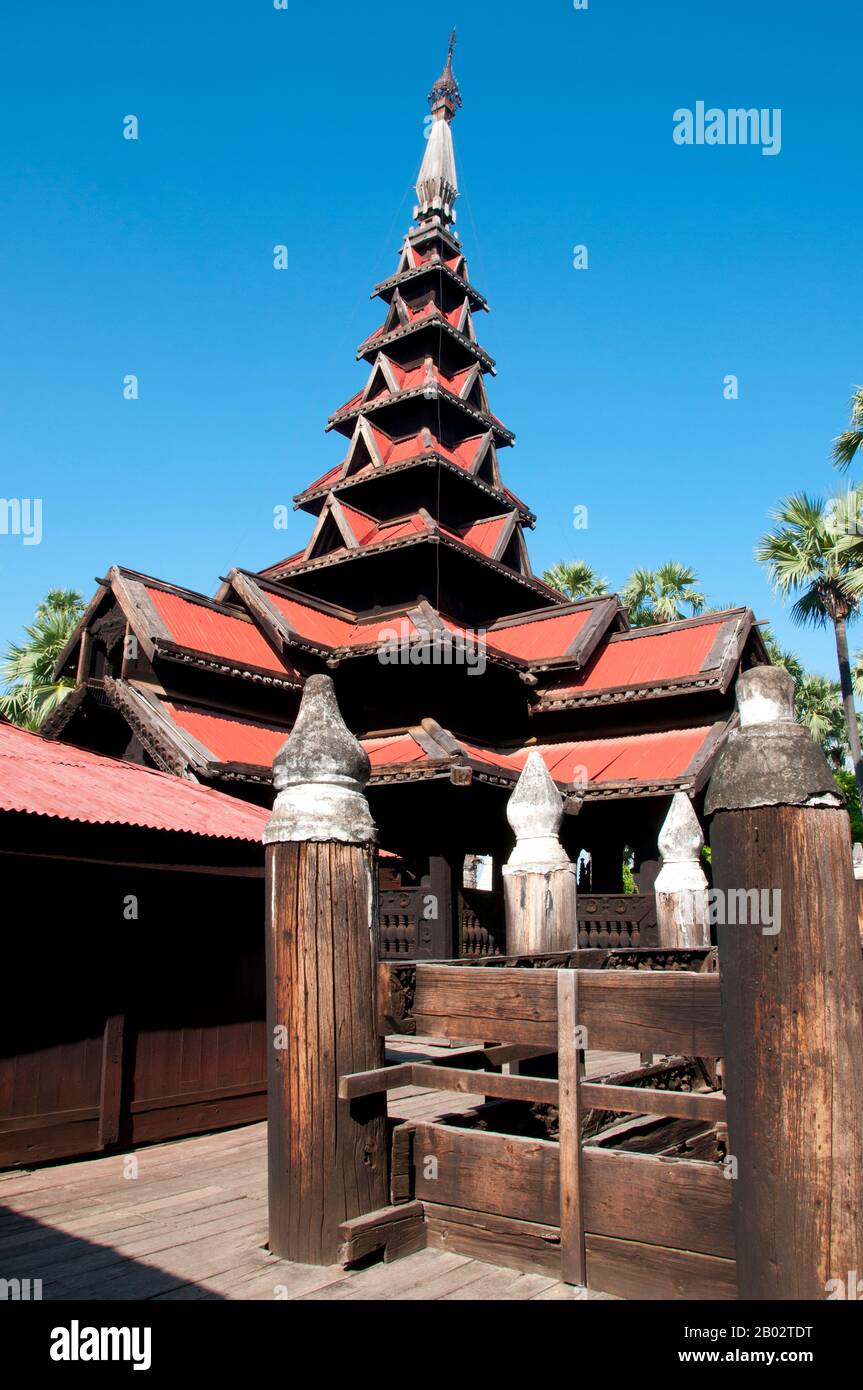 Le monastère de Bagaya est entièrement construit en bois de teck et fut construit ib 1834 ce, sous le règne du roi Bagyidaw (1784 - 1846). Inwa est la capitale de la Birmanie depuis près de 360 ans, à cinq occasions distinctes, de 1365 à 1842. Ainsi identifié comme le siège du pouvoir en Birmanie que Inwa (le Royaume d'Ava, ou la Cour d'Ava) était le nom par lequel la Birmanie était connue des Européens jusqu'au XIXe siècle. Banque D'Images