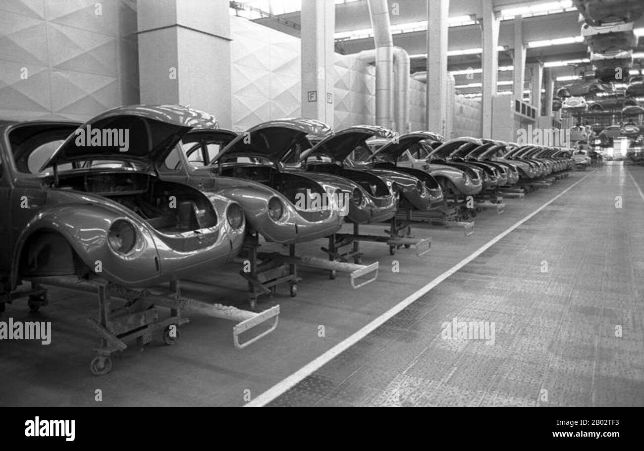 Volkswagen est un constructeur automobile allemand dont le siège social se trouve à Wolfsburg, en Basse-Saxe, en Allemagne. Fondée en 1937, Volkswagen est la marque de vente et de homonyme du groupe Volkswagen, la holding créée en 1975 pour la société en pleine croissance, et est aujourd'hui le plus grand constructeur automobile en Allemagne et en Europe. Volkswagen a trois voitures dans la liste des 10 meilleures ventes de tous les temps: La Volkswagen Golf, la Volkswagen Beetle, et la Volkswagen Passat. Avec ces trois voitures, Volkswagen a le plus grand nombre de voitures de n'importe quel constructeur automobile dans la liste qui sont encore en cours de fabrication. Banque D'Images