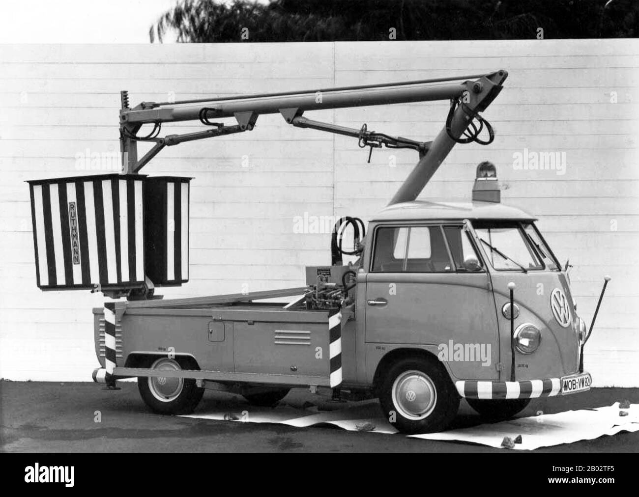 Volkswagen est un constructeur automobile allemand dont le siège social se trouve à Wolfsburg, en Basse-Saxe, en Allemagne. Fondée en 1937, Volkswagen est la marque de vente et de homonyme du groupe Volkswagen, la holding créée en 1975 pour la société en pleine croissance, et est aujourd'hui le plus grand constructeur automobile en Allemagne et en Europe. Volkswagen a trois voitures dans la liste des 10 meilleures ventes de tous les temps: La Volkswagen Golf, la Volkswagen Beetle, et la Volkswagen Passat. Avec ces trois voitures, Volkswagen a le plus grand nombre de voitures de n'importe quel constructeur automobile dans la liste qui sont encore en cours de fabrication. Banque D'Images