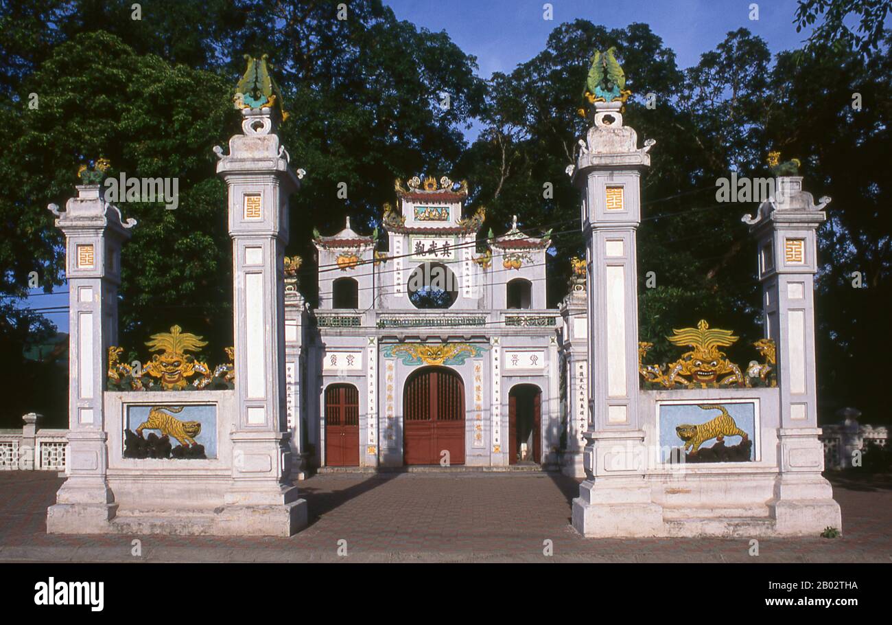 Le Temple de la littérature ou Van Mieu est l’un des trésors culturels les plus importants du Vietnam. Fondé en 1070 par le roi Ly Thanh Tong de la dynastie des premiers Ly, le temple était dédié à la fois à Confucius et à Chu Cong, un membre de la famille royale chinoise crédité de plusieurs enseignements que Confucius a développés cinq cents ans plus tard. Le site a été choisi par les géomancers de la dynastie Ly pour se tenir en harmonie avec le temple de Bich Cau taoïste et la Pagode bouddhiste À Un pilier, représentant les trois principales polices de la tradition vietnamienne. Six ans plus tard, en 1076, le Quoc Tu Giam, ou ‘ Banque D'Images
