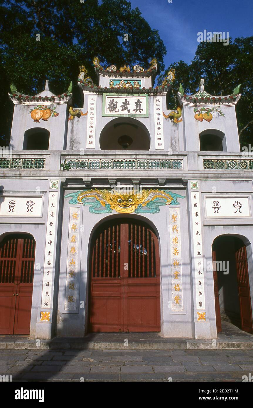 Le Temple de la littérature ou Van Mieu est l’un des trésors culturels les plus importants du Vietnam. Fondé en 1070 par le roi Ly Thanh Tong de la dynastie des premiers Ly, le temple était dédié à la fois à Confucius et à Chu Cong, un membre de la famille royale chinoise crédité de plusieurs enseignements que Confucius a développés cinq cents ans plus tard. Le site a été choisi par les géomancers de la dynastie Ly pour se tenir en harmonie avec le temple de Bich Cau taoïste et la Pagode bouddhiste À Un pilier, représentant les trois principales polices de la tradition vietnamienne. Six ans plus tard, en 1076, le Quoc Tu Giam, ou ‘ Banque D'Images