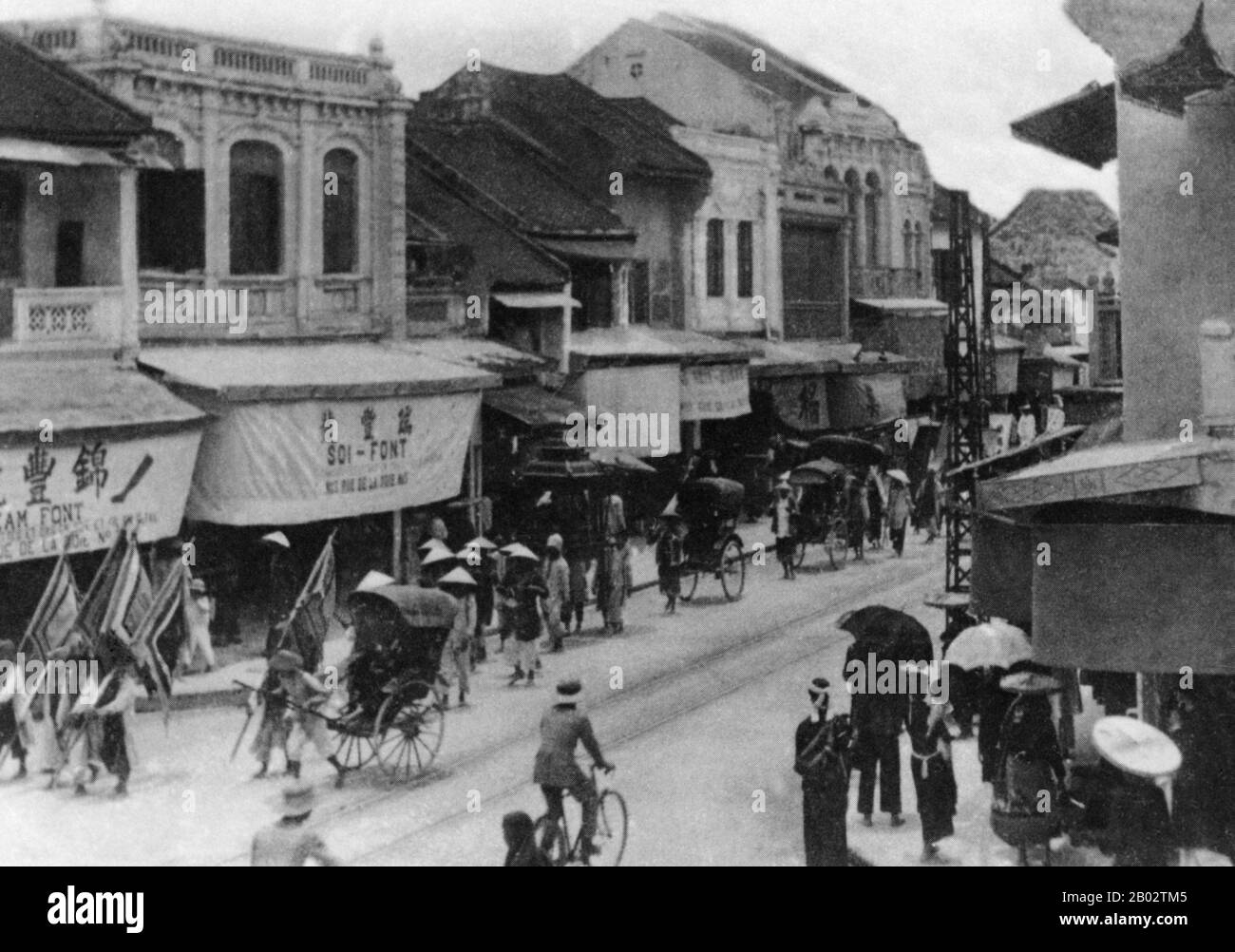 Le vieux quartier de Hanoi se trouve immédiatement au nord du lac Ho Hoan Kiem. Il est mieux connu localement sous le nom de Bam Sau Pho Phuong ou de "trente-Six Rues". 'Phuong' signifie une guilde commerciale, et la plupart des rues commencent par le mot 'accrocher' signifiant marchandises. Cette section ancienne de la ville a longtemps été associée au commerce, et il reste beaucoup aujourd'hui. Banque D'Images