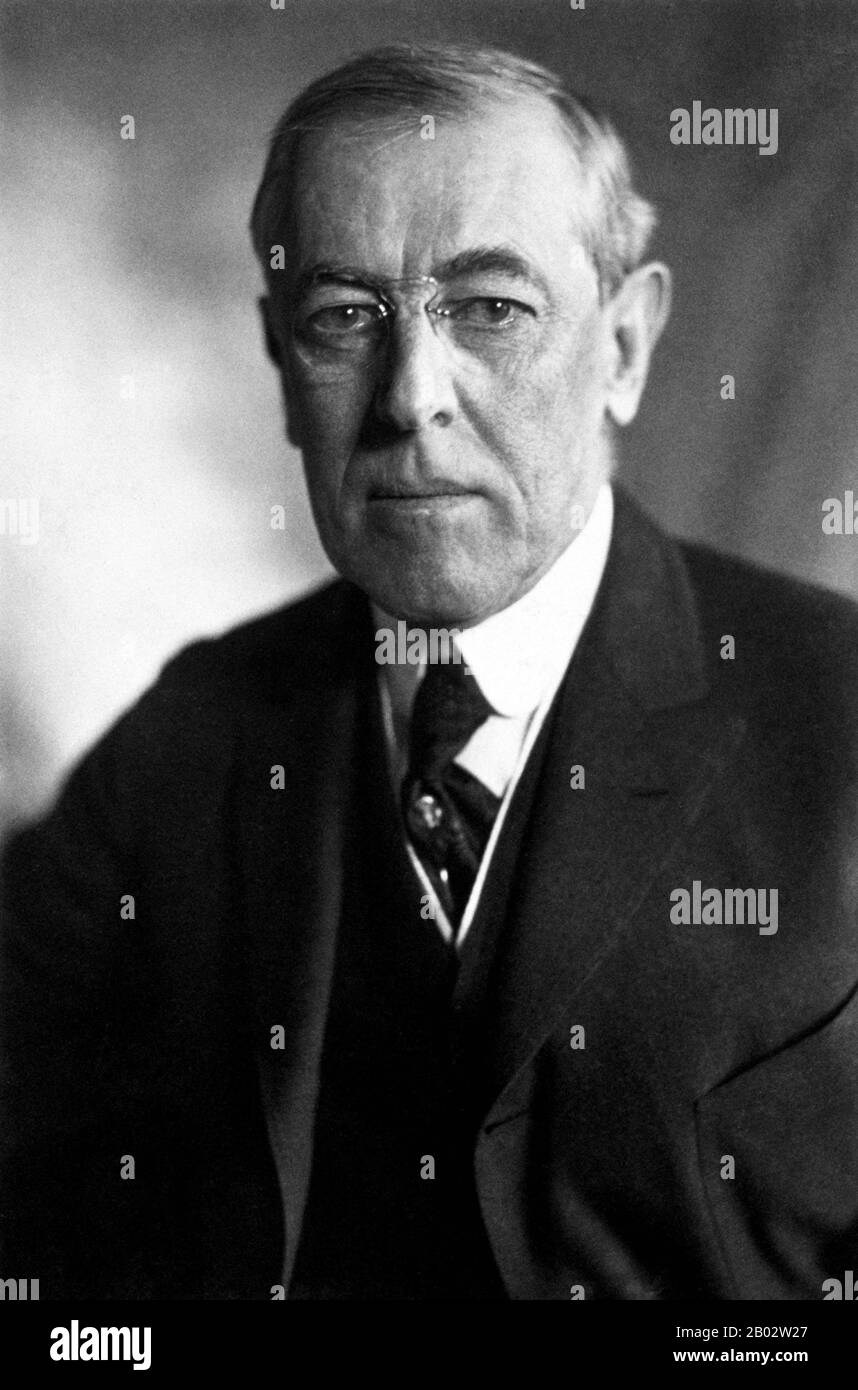 Thomas Woodrow Wilson (28 décembre 1856 – 3 février 1924) était le 28 président des États-Unis de 1913 à 1921 et chef du Mouvement progressiste. Titulaire d'un doctorat en sciences politiques, il a été président de l'Université de Princeton de 1902 à 1910. Il a été gouverneur du New Jersey de 1911 à 1913, et a conduit son parti démocratique à gagner le contrôle de la Maison Blanche et du Congrès en 1912. Un presbytérien dévoué, Wilson a imprégné son sens profond du moralisme dans son internationalisme, aujourd'hui appelé « Wilsonian », une position litigieuse dans la politique étrangère américaine qui oble Banque D'Images