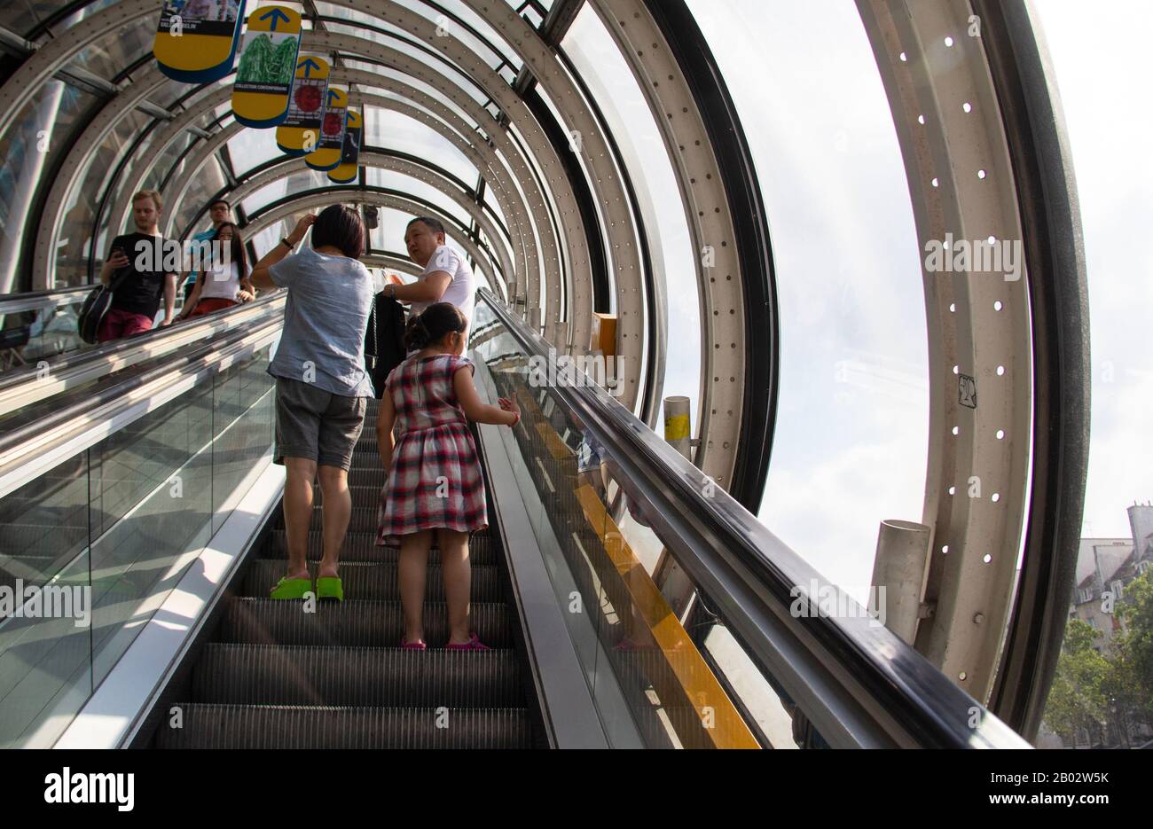 Le métro escalier roulant le Centre Pompidou, Paris Banque D'Images