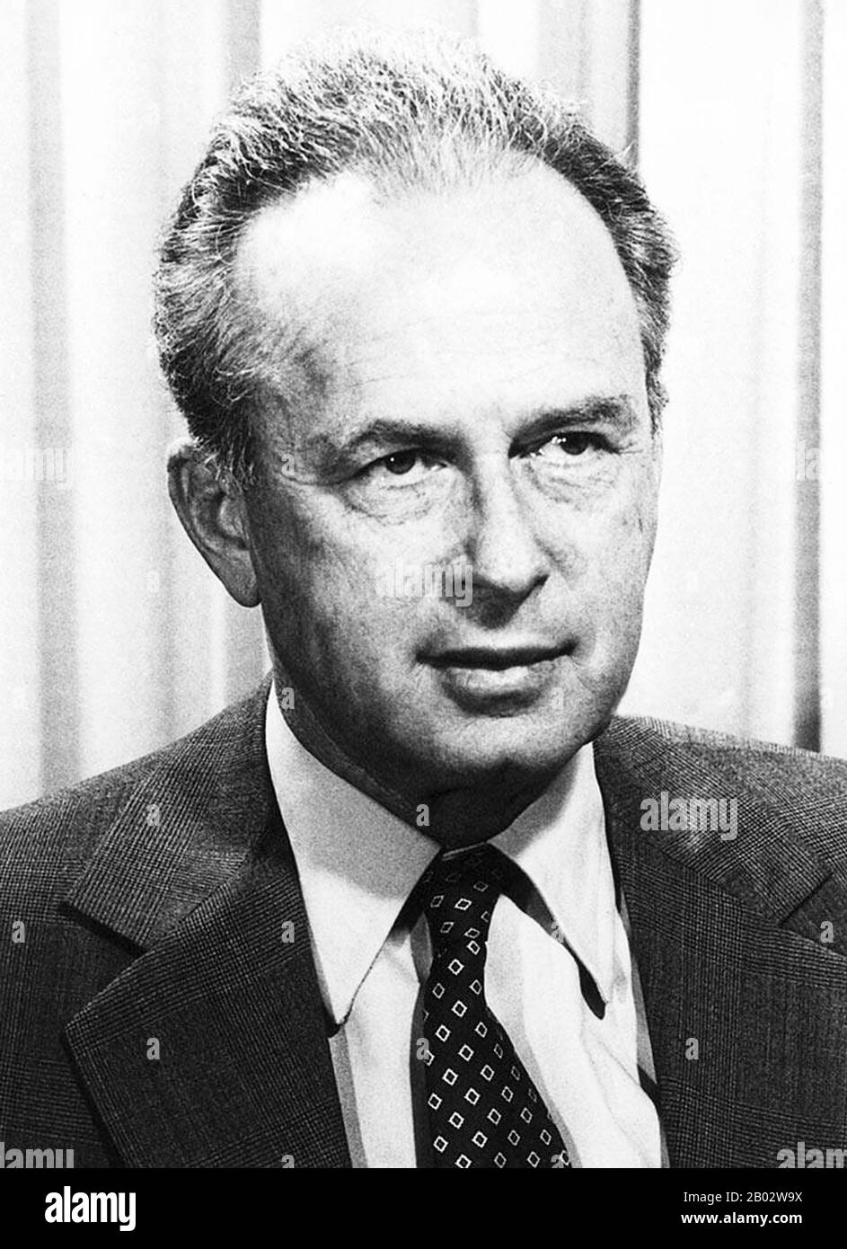 Yitzhak Rabin (1er mars 1922 – 4 novembre 1995) était un politicien, homme d'État et général israélien. Il a été le cinquième Premier Ministre d'Israël, qui a servi deux mandats en 1974–77 et 1992 jusqu'à son assassinat en 1995. Rabin a mené une carrière de 27 ans en tant que soldat. En tant qu'adolescent, il a rejoint le Palmach, la force commando du Yishuv. Il a fini par passer par ses rangs pour devenir son chef des opérations pendant la guerre d'indépendance d'Israël. Il s'est joint aux Forces de défense israéliennes nouvellement formées à la fin de 1948 et a continué de se lever en tant qu'officier prometteur. Il a aidé à façonner la doctrine de formation des FDI dans Banque D'Images