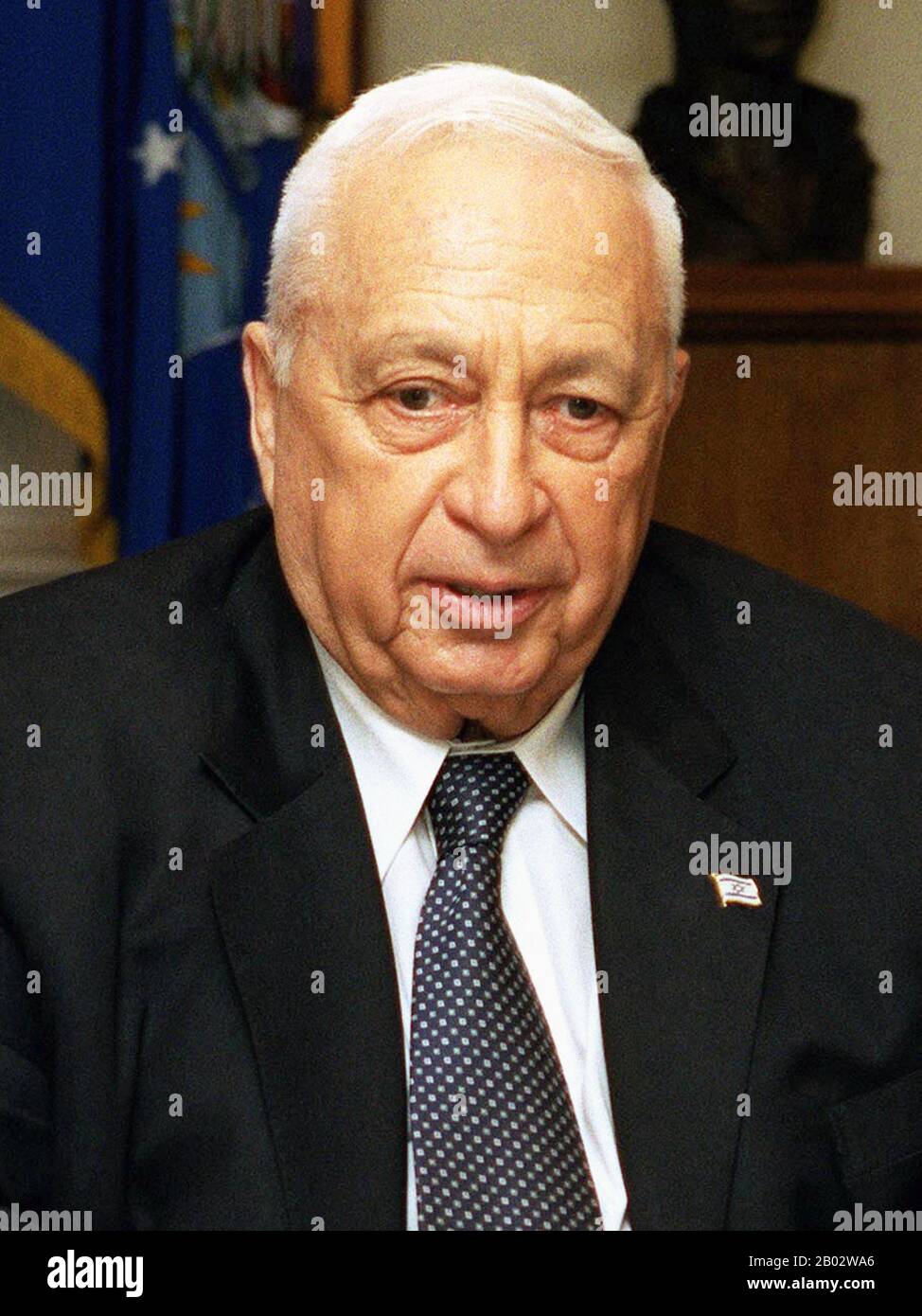 Ariel Sharon (26 février 1928 – 11 janvier 2014) était un politicien et général israélien qui a été le onzième Premier ministre d'Israël jusqu'à ce qu'il soit incapable d'un accident vasculaire cérébral. Sharon a été un commandant de l'armée israélienne depuis sa création en 1948. En tant que soldat, puis officier, il a participé de manière importante à la guerre d'indépendance de 1948. Il a joué un rôle déterminant dans la création de l'unité 101 et des opérations De Représailles, ainsi que dans la Crise de Suez de 1956, la guerre De Six jours de 1967, la guerre d'attrition et la guerre de Yom-Kippour de 1973. En tant que ministre de la Défense, il a dirigé la W du Liban de 1982 Banque D'Images