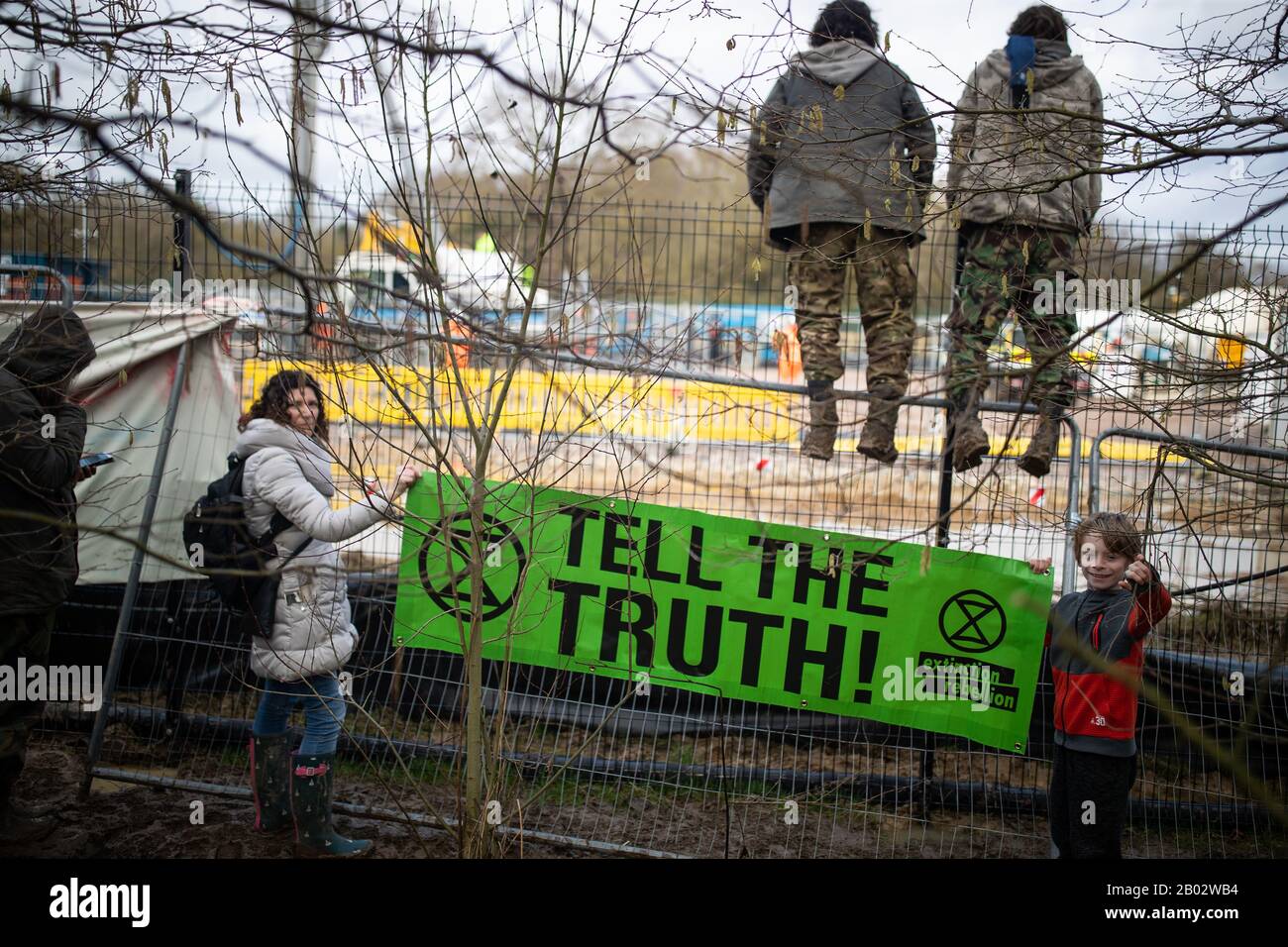 Les manifestants de la   près du site où les manifestants ont occupé une plate-forme de forage utilisée pour forer l'aquifère à Uxbridge, Londres. Banque D'Images