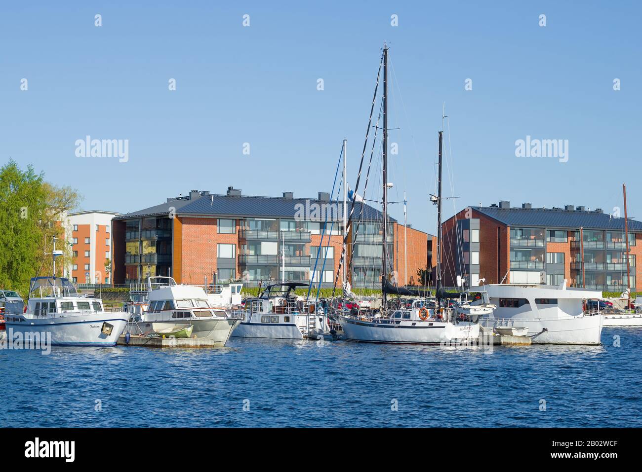 Lappeenranta, FINLANDE - 04 JUIN 2017: Bateaux et yachts à l'arrière-plan de bâtiments résidentiels modernes le jour ensoleillé de juin Banque D'Images