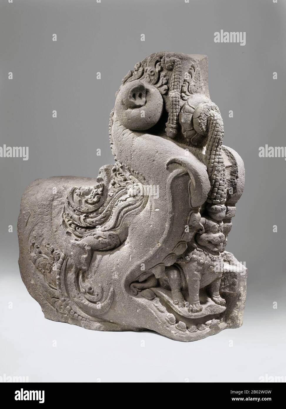 Le Makara est une créature mythique associée à l'eau. Dans le centre de Java, ils étaient souvent la garde aux entrées du temple. Cet exemple a le museau d'un dragon, le tronc d'un éléphant et les cornes d'un bélier. Assis sur la langue de sa grande bouche ouverte est un lion. Le Makara est le vahana (véhicule) du Ganga - la déesse du Gange (Ganga) et le dieu de la mer Varuna. C'est aussi l'insigne de l'amour dieu Kamadeva. Kamadeva est également connu sous le nom de Makaradhvaja (sur le drapeau dont un makara est représenté). Makara est le signe astrologique du Capricorne, l'un des douze symboles du zodiaque. C'est souvent Banque D'Images Le Makara est une créature mythique associée à l'eau. Dans le centre de Java, ils étaient souvent la garde aux entrées du temple. Cet exemple a le museau d'un dragon, le tronc d'un éléphant et les cornes d'un bélier. Assis sur la langue de sa grande bouche ouverte est un lion. Le Makara est le vahana (véhicule) du Ganga - la déesse du Gange (Ganga) et le dieu de la mer Varuna. C'est aussi l'insigne de l'amour dieu Kamadeva. Kamadeva est également connu sous le nom de Makaradhvaja (sur le drapeau dont un makara est représenté). Makara est le signe astrologique du Capricorne, l'un des douze symboles du zodiaque. C'est souvent Banque D'Images
