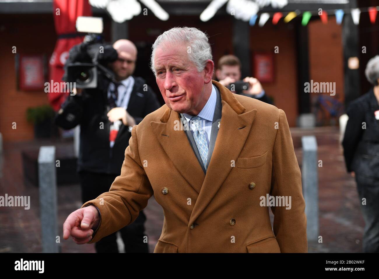 Le Prince de Galles accueille des membres du public alors qu'il quitte le RSC à Stratford-upon-Avon lors d'une visite du Warwickshire et des West Midlands. Banque D'Images