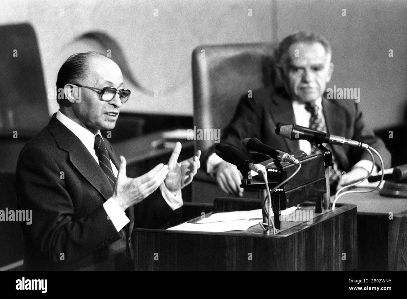 Menachem Begin (16 août 1913 – 9 mars 1992) était un politicien israélien, fondateur de Likoud et sixième Premier ministre de l'État d'Israël. Avant la création de l'État d'Israël, il était le chef du groupe militant sioniste Irgun, le Révisionniste s'étant départi de la plus grande organisation paramilitaire juive Haganah. Il a proclamé une révolte, le 1er février 1944, contre le gouvernement britannique obligatoire, qui était opposé par l'Agence juive. En tant que chef de l'Irgun, il a ciblé les Britanniques en Palestine. Au cours de sa direction, Irgun a ciblé des civils palestiniens dans le massacre de Deir Yassin. Banque D'Images