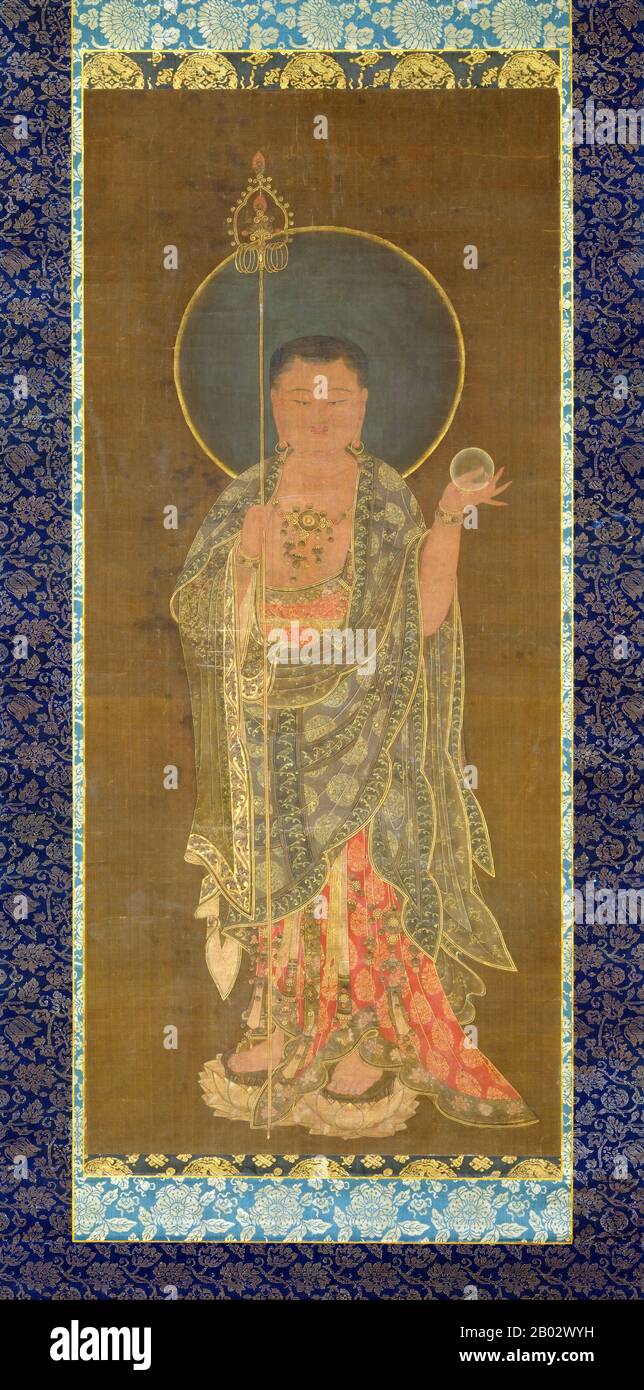 Ksitigarbha est un bodhisattva principalement vénéré dans le bouddhisme de l'Asie de l'est et généralement représenté comme un moine bouddhiste. Ksitigarbha est connu pour son vœu de prendre la responsabilité de l'instruction de tous les êtres dans les six mondes entre la mort de Gautama Bouddha et la montée de Maitreya, ainsi que son vœu de ne pas atteindre Bouddhahhood tant que tous les hells ne sont pas vidés. Il est donc souvent considéré comme la bodhisattva des êtres-enfer, ainsi que le gardien des enfants et la déité patronne des enfants décédés et des fœtus avortés dans la culture japonaise, où il est connu sous le nom de Jizo ou Ojizo-sama. Généralement représenté par un Banque D'Images