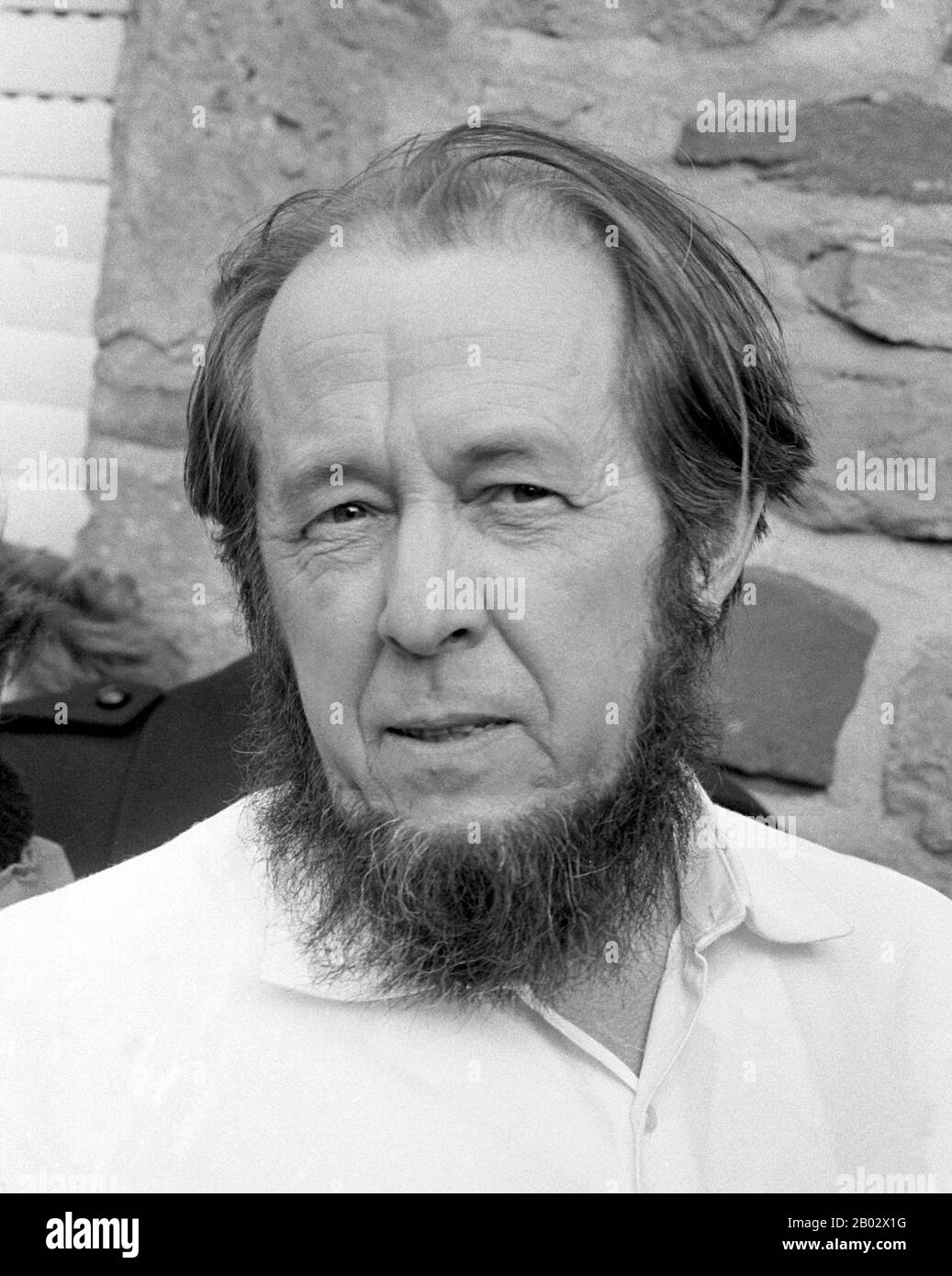 Aleksandr Isayevich Soljenitsyn (11 décembre 1918 – 3 août 2008) était un romancier, historien et critique russe du totalitarisme soviétique. Il a contribué à sensibiliser le monde au goulag et au système de camps de travail forcé de l'Union soviétique. Bien que ses écrits soient longtemps supprimés en URSS, il a écrit de nombreux livres, notamment L'archipel du Goulag, un jour dans la vie d'Ivan Denisovich, août 1914 et Cancer Ward. Solzhenitsyn a reçu le prix Nobel de littérature en 1970 "pour la force éthique avec laquelle il a poursuivi les traditions indispensables de la littérature russe". Il a été expulsé Banque D'Images