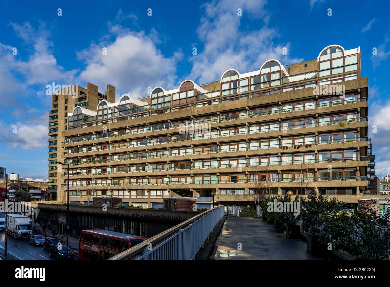 Barbican Centre Londres, petite taille terrasse immeuble appartement bâtiment John Trundle court. Banque D'Images