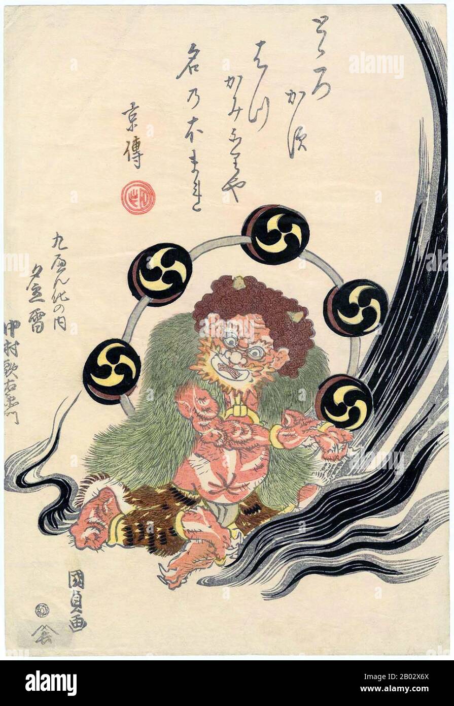 Utagawa Kunisada (également connu sous le nom d'Utagawa Toyokuni III) a été le concepteur le plus populaire, prolifique et financièrement réussi de gravures sur bois ukiyo-e au Japon du XIXe siècle. Dans son temps, sa réputation a dépassé celle de ses contemporains, Hokusai, Hiroshige et Kuniyoshi. Raijin est un dieu de foudre, de tonnerre et de tempêtes dans la religion Shinto et dans la mythologie japonaise. Il est généralement décrit comme un esprit démoniaque battant des tambours pour créer le tonnerre, habituellement avec un symbole de tomoe tiré sur les tambours. Banque D'Images