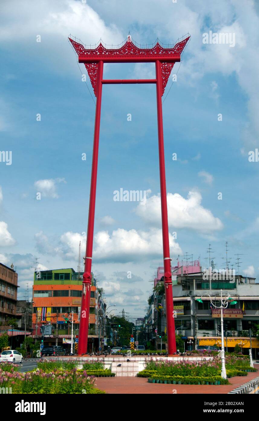 Il doit se présenter comme l'un des sites les plus curieux de Bangkok : le géant Swing, une structure en bois rouge sang de 25 m de haut, qui se trouve devant Wat (Temple) Suthat. Le Giant Swing, en thaï Sao-Ching-Cha ('Piliers de sonnerie'), se compose de deux piliers pleins qui sont reliés à leur sommet avec une poutre en bois. De ce faisceau, dans les jours passés par, les fidèles de Seigneur Shiva avaient l'habitude de basculer dans une sorte de télécabine pour le divertissement de leur dieu. Ils pourraient aussi gagner de l'argent : un sac d'argent était lié à l'un des piliers et les participants devaient le saisir avec leurs dents. Onglet Predictl Banque D'Images