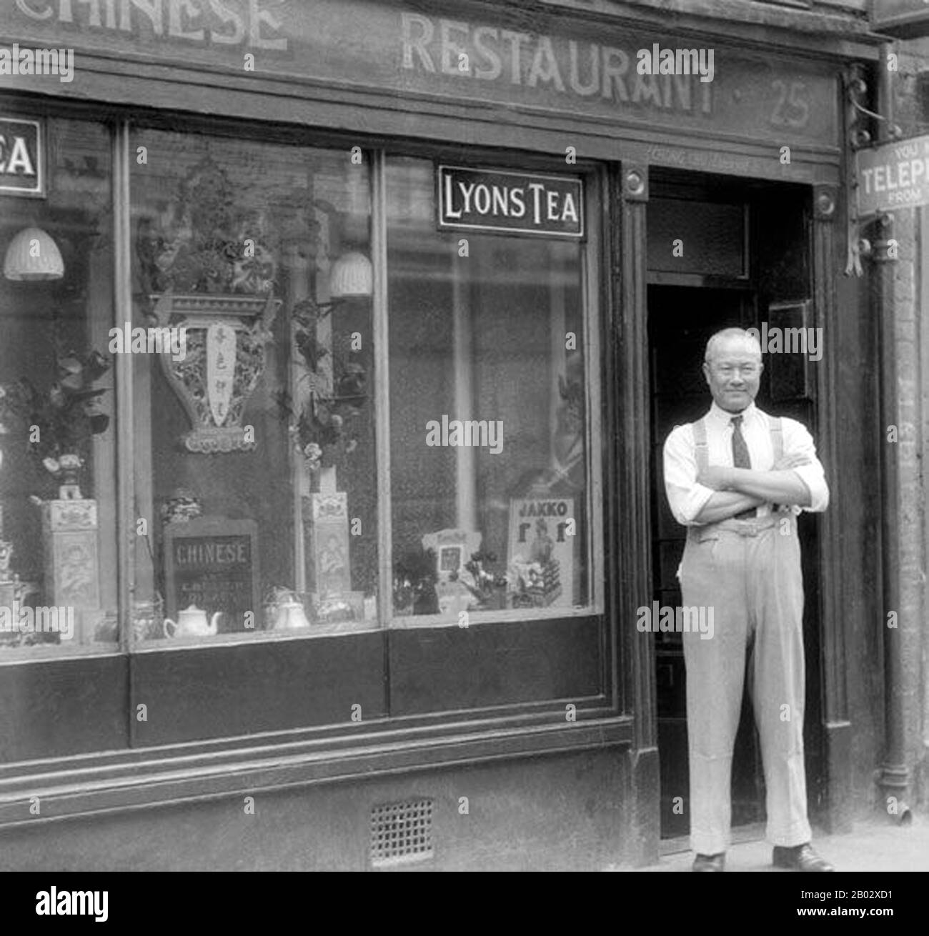 Limehouse, à Stepney, était le premier quartier chinois de Londres. Depuis les années 1890, la communauté chinoise de l'East End a grandi en taille et s'est propagée vers l'est, de la colonie originale de Limehouse Causeway à Pennyfields. La région de Lascar, les marins chinois et japonais qui travaillent sur les routes orientales vers le port de Londres. Les principales attractions de ces hommes étaient les bens d'opium, cachés derrière les magasins de Limehouse et de Poplar, et aussi la disponibilité des prostituées, des épiciers chinois, des restaurants et des maisons d'hébergement des marins. Hostilité des marins britanniques et incapacité de nombreux Chinois à sp Banque D'Images