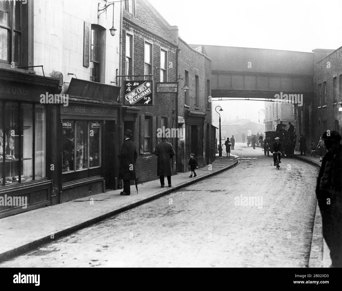 Limehouse, à Stepney, était le premier quartier chinois de Londres. Depuis les années 1890, la communauté chinoise de l'East End a grandi en taille et s'est propagée vers l'est, de la colonie originale de Limehouse Causeway à Pennyfields. La région de Lascar, les marins chinois et japonais qui travaillent sur les routes orientales vers le port de Londres. Les principales attractions de ces hommes étaient les bens d'opium, cachés derrière les magasins de Limehouse et de Poplar, et aussi la disponibilité des prostituées, des épiciers chinois, des restaurants et des maisons d'hébergement des marins. Hostilité des marins britanniques et incapacité de nombreux Chinois à sp Banque D'Images