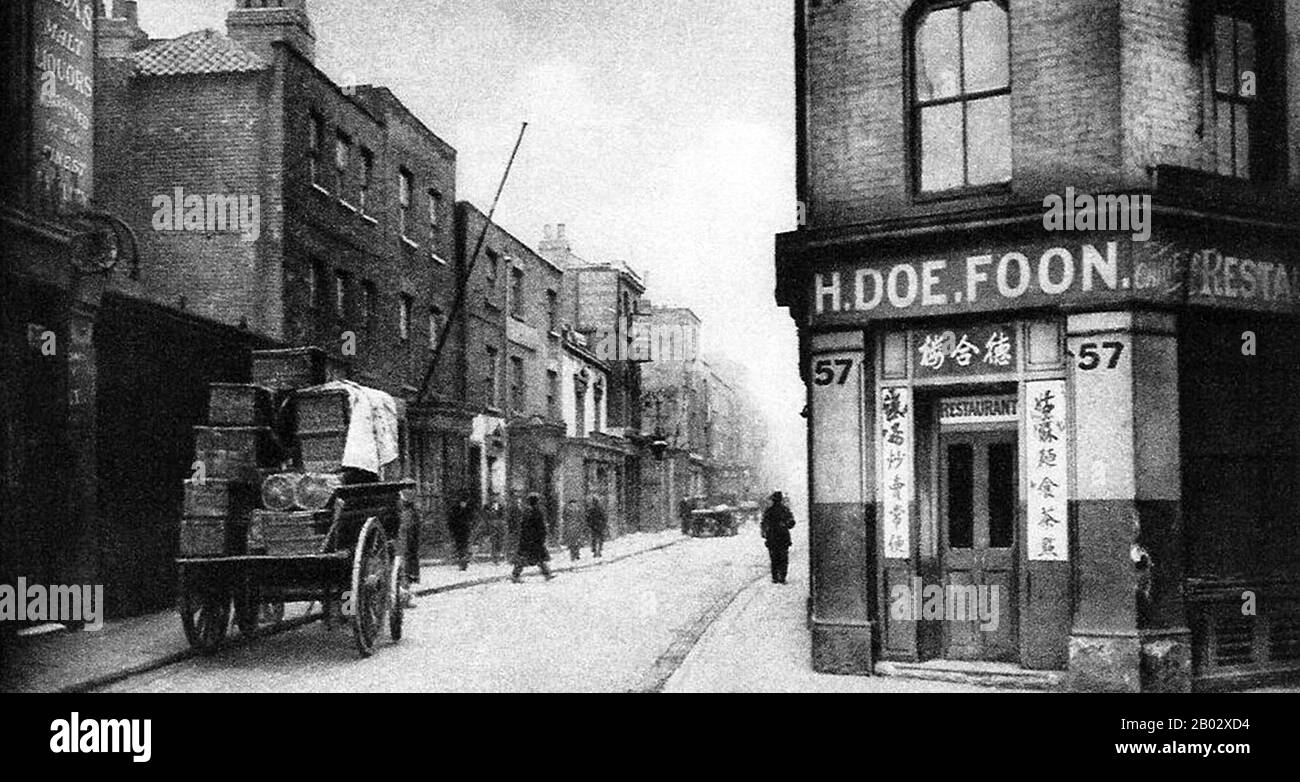 Limehouse, à Stepney, était le premier quartier chinois de Londres. Depuis les années 1890, la communauté chinoise de l'East End a grandi en taille et s'est propagée vers l'est, de la colonie originale de Limehouse Causeway à Pennyfields. La région de Lascar, les marins chinois et japonais qui travaillent sur les routes orientales vers le port de Londres. Les principales attractions de ces hommes étaient les bens d'opium, cachés derrière les magasins de Limehouse et de Poplar, et aussi la disponibilité des prostituées, des épiciers chinois, des restaurants et des maisons d'hébergement des marins. Hostilité des marins britanniques et incapacité de nombreux Chinois à sp Banque D'Images