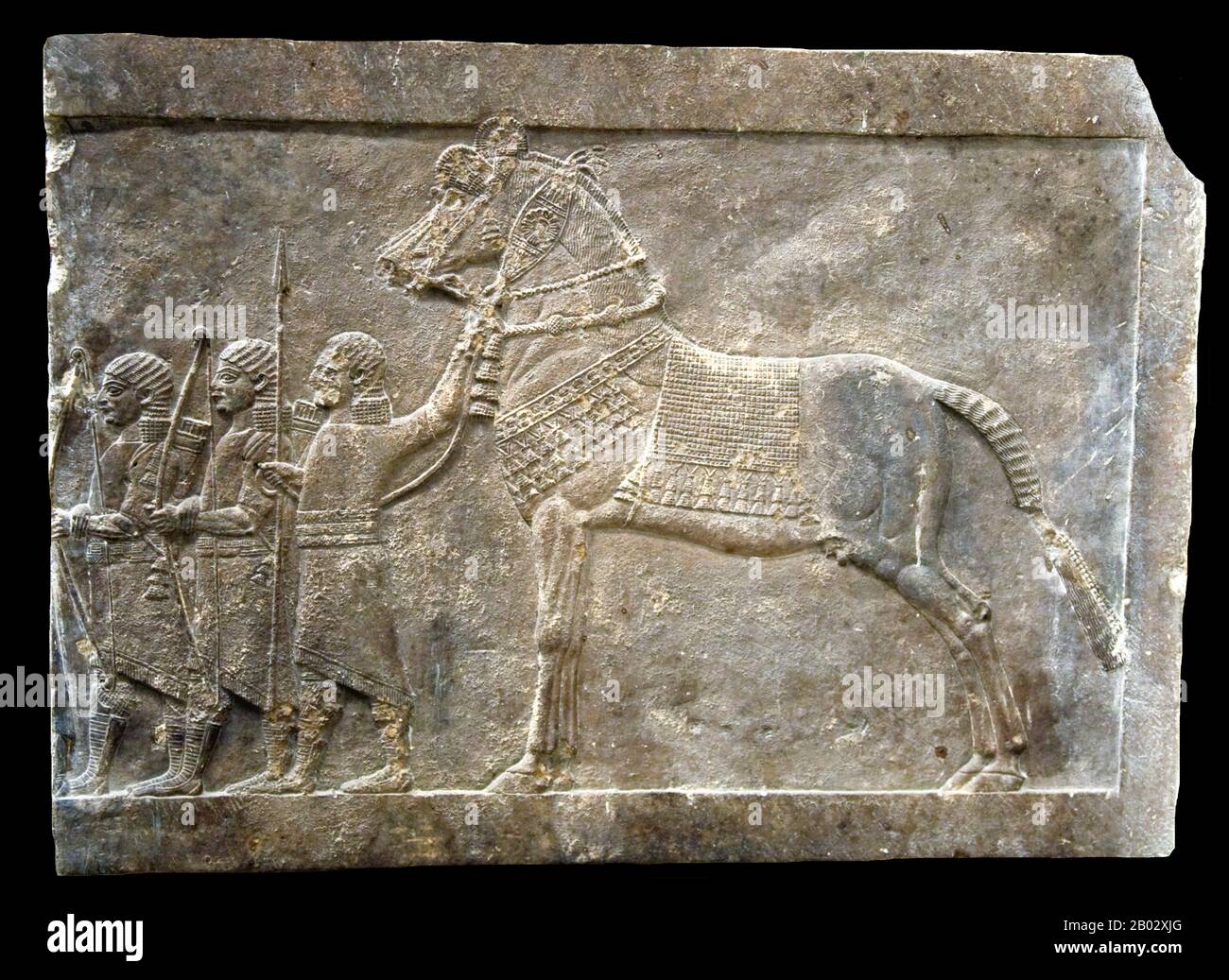 Nineveh (Akkadian: Ninoa) est une ancienne ville mésopotamienne sur la rive orientale de la rivière Tigre, et capitale de l'Empire néo-assyrien. C'était la plus grande ville du monde depuis une cinquantaine d'années jusqu'à ce qu'après une période amère de guerre civile à Assyrie elle-même, elle ait été saccagée par une coalition inhabituelle d'anciens peuples en question, les Babyloniens, les Medes, les Perses, les Chaldéens, les Scythiens et les Cimmeriens en 612 BCE. Ses ruines se trouvent en face de la grande ville moderne de Mossoul, dans le gouvernorat de Ninawa en Irak. Début 2015, le groupe djihadiste ISIL (État islamique en Irak et Levant) a annoncé Banque D'Images