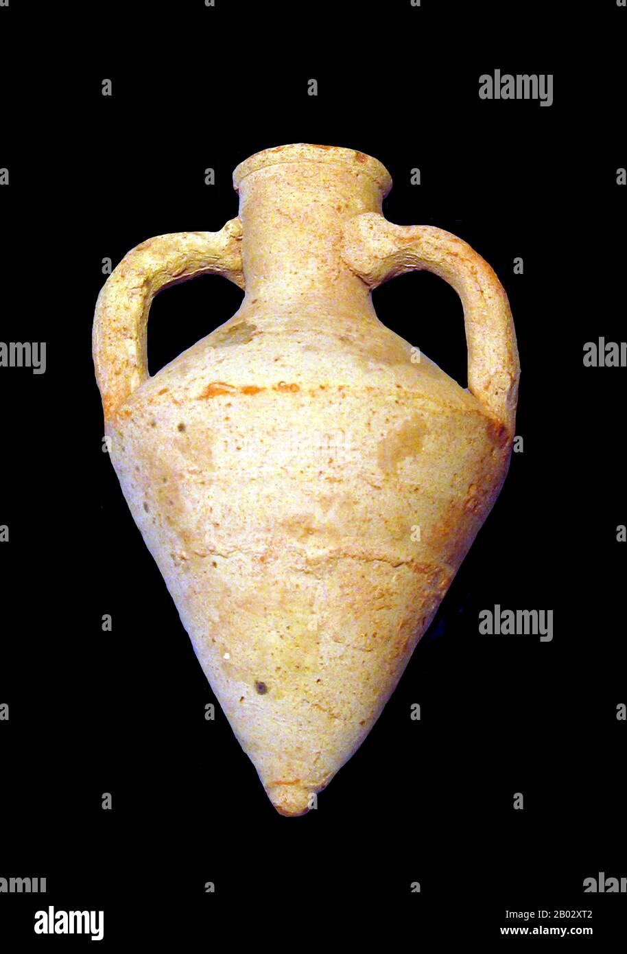 Une amphora (pluriel anglais: Amphore ou amphore) est un type de conteneur d'une forme et d'une taille caractéristiques, descendant d'au moins dès la Période néolithique. Les amphores ont été utilisées en grand nombre pour le transport et le stockage de divers produits, liquides et secs, mais surtout pour le vin. C'est le plus souvent de la céramique, mais des exemples de métaux et d'autres matériaux ont été trouvés. Des bouchons de matières périssables, qui ont rarement survécu, ont été utilisés pour sceller le contenu. Il existait deux types principaux d'amphores : l'amphore du cou, dans lequel le cou et le corps se rencontrent à un angle aigu; et l'ip unique Banque D'Images