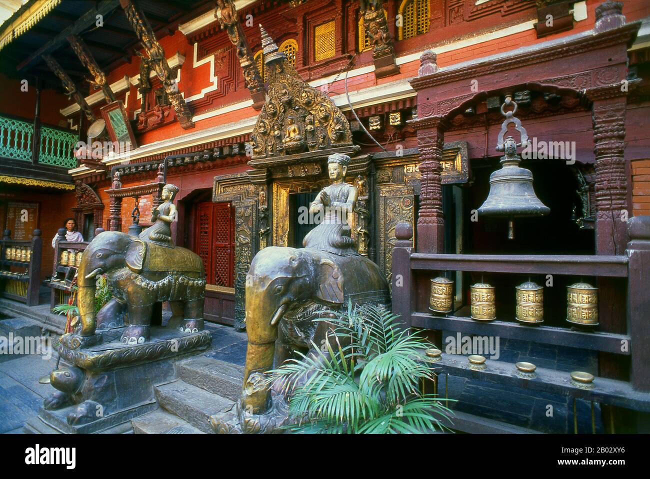 Népal : statues d'éléphants à l'intérieur du Temple d'Or (Hiranyavarna Mahavihara), Patan, Vallée de Katmandou (1998). Le Hiranyavarna Mahavihara, ou Temple d'Or, est l'un des plus grands spectacles d'art et d'architecture de la vallée de Katmandou. Soi-disant fondé au 12th siècle par le roi Bhaskara Deva Varma, le temple, tel qu'il se présente aujourd'hui, remonte pour la plupart au 18th siècle. Toute la façade du sanctuaire principal est recouverte de cuivre doré, tout comme la torana très détaillée et tous les toits. Banque D'Images