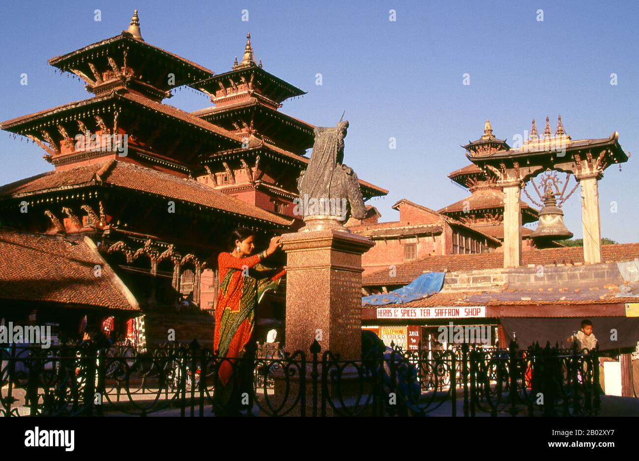 La place Durbar de Patan est la plus préservée des trois Places Durbar dans la vallée de Katmandou, la moins modifiée par rapport à sa forme originale. Sur la place elle-même, qui mesure environ 160 par 70 mètres à son plus large, il y a une trentaine de monuments, y compris le vaste vieux complexe de palais, et une autre 30 peut être trouvée dans les environs immédiats. En outre, partout, les artisans conduisent leurs affaires de manière peu modifiée en siècles. Banque D'Images