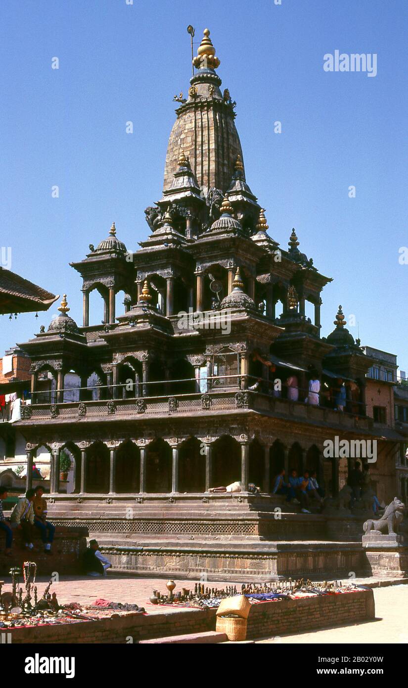 Le temple de Krishna (Krishna Mandir) sur le côté nord du temple de Char-Narayan aurait été le favori de son constructeur Siddhinarasinha Malla. Construit de 1667 à 1673 ce, on pense que le temple est basé sur la conception d'un célèbre temple de Krishna à Mathura, dans le nord de l'Inde. Le temple compte trois étages entourés de passages et est surmonté d'une tour de shikhara. Les caractéristiques les plus intéressantes du temple sont les sculptures en pierre délicates qui dépeignent des scènes de Mahabharata (première histoire) et Ramayana (deuxième histoire). Les scènes sont organisées par ordre chronologique. E Banque D'Images
