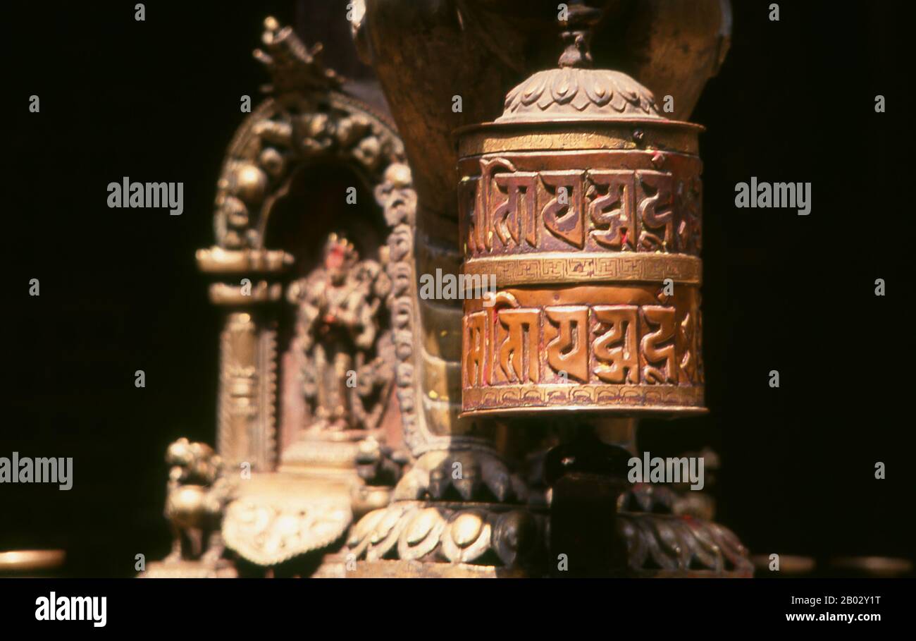 Népal: Une roue de prière bouddhiste à l'intérieur du Temple d'Or (Hiranyavarna Mahavihara), Patan, Vallée de Katmandou (1998). Le Hiranyavarna Mahavihara, ou Temple d'Or, est l'un des plus grands spectacles d'art et d'architecture de la vallée de Katmandou. Soi-disant fondé au 12th siècle par le roi Bhaskara Deva Varma, le temple, tel qu'il se présente aujourd'hui, remonte pour la plupart au 18th siècle. Toute la façade du sanctuaire principal est recouverte de cuivre doré, tout comme la torana très détaillée et tous les toits. Banque D'Images
