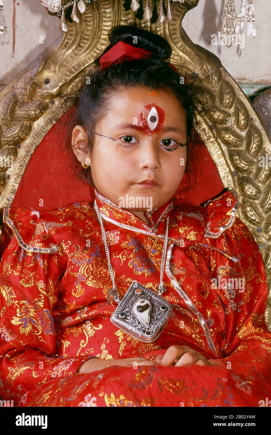 Kumari - Littéralement "vierge", une jeune fille qui est considérée comme l'incarnation de la déesse hindoue Taleju; reste seulement dans son état divin jusqu'à ce qu'elle ait perdu la première goutte de sang, soit par une blessure ou sa première menstruation; À tout moment, il y a plusieurs Kumaris dans les villes de la vallée de Katmandou. Le Kumari est choisi parmi la caste Shakya de la communauté népalaise Newari. Banque D'Images