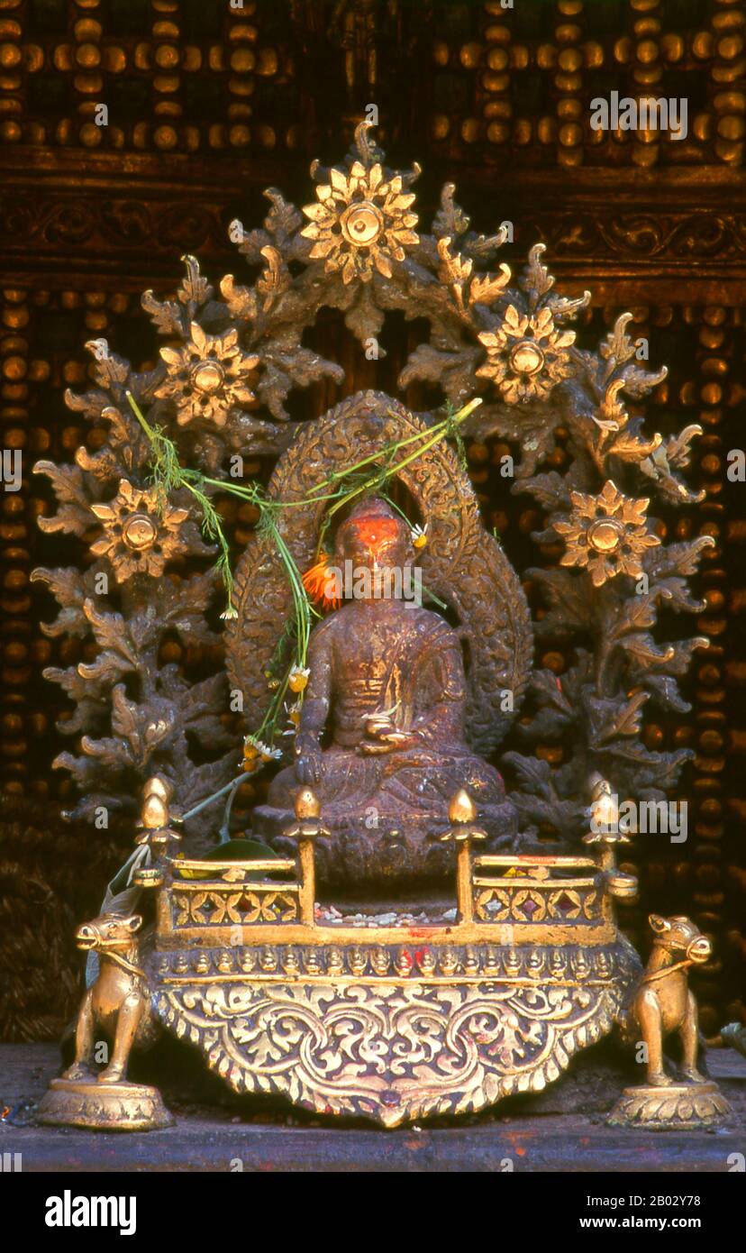 Le Hiranyavarna Mahavihara, ou Temple d'Or, est l'un des plus grands spectacles d'art et d'architecture de la vallée de Katmandou. Soi-disant fondé au 12th siècle par le roi Bhaskara Deva Varma, le temple, tel qu'il se présente aujourd'hui, remonte pour la plupart au 18th siècle. Toute la façade du sanctuaire principal est recouverte de cuivre doré, tout comme la torana très détaillée et tous les toits. Banque D'Images