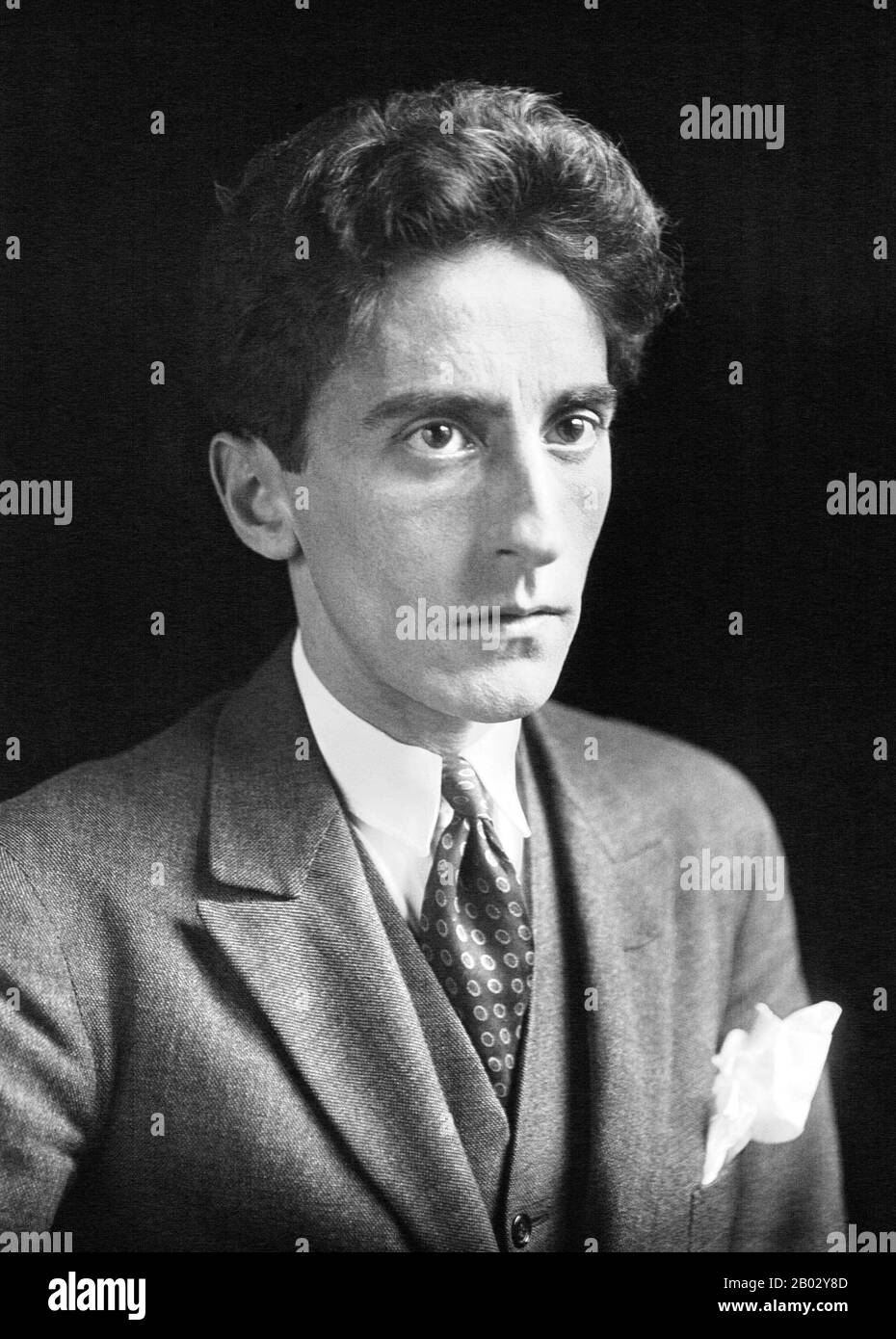 Jean Maurice Eugene Clement Cocteau (5 juillet 1889 – 11 octobre 1963) était écrivain, dessinateur, dramaturge, artiste et cinéaste français. Cocteau est plus connu pour son roman les enfants Terribles (1929), et les films sang d'un poète (1930), les Parents Terribles (1948), Beauté et Bête (1946) et Orpheus (1949). Parmi Ses Proches Figurent Kenneth Anger, Pablo Picasso, Jean Hugo, Jean Marais, Henri Bernstein, Yul Brynner, Marlene Dietrich, Coco Chanel, Erik Satie, Igor Stravinsky, María Félix, Édith Piaf, Panama Al Brown, Colette, Jean Genet Raymond Radiguet. Banque D'Images