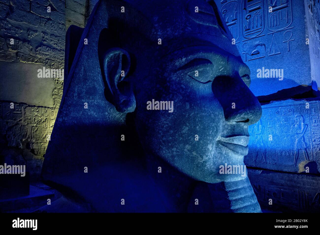 Louxor, Egypte. 15 février 2009 tête en pierre du Pharaon Ramesses le deuxième, dans les ruines antiques de Niles côté du temple de Louxor. Louxor, Egypte, Afrique Banque D'Images