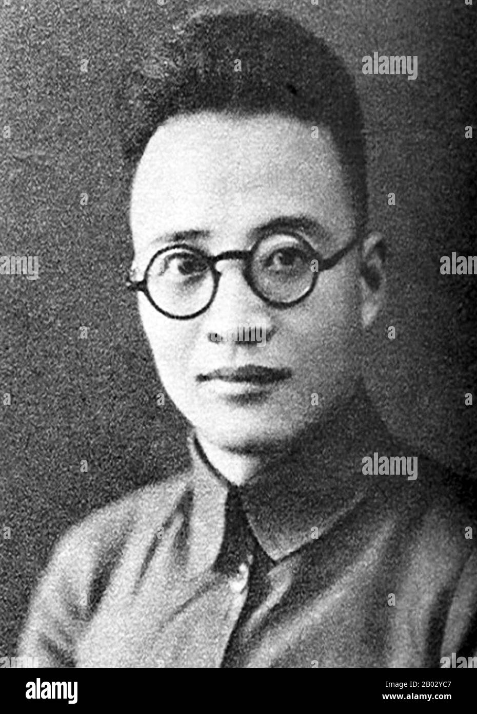 Qin Bangxian est né à Wuxi, Jiangsu, en 1907. Dans ses années précédentes, Qin a étudié à l'Ecole industrielle de Suzhou où il a joué un rôle actif dans des activités contre l'impérialisme et les seigneurs de guerre tyrannisant la Chine. En 1925 Qin est entré à l'Université de Shanghai, une université connue pour son impact sur les jeunes révolutionnaires de l'époque. Les idées du marxisme et du léninisme y ont été enseignées par les premiers dirigeants du parti communiste chinois. Après la fin de la seconde Guerre mondiale en 1945, Mao Zedong a été invité par Chiang Kaishek à Chongqing pour la négociation de la paix afin d'éviter la guerre civile entre CPC et K. Banque D'Images