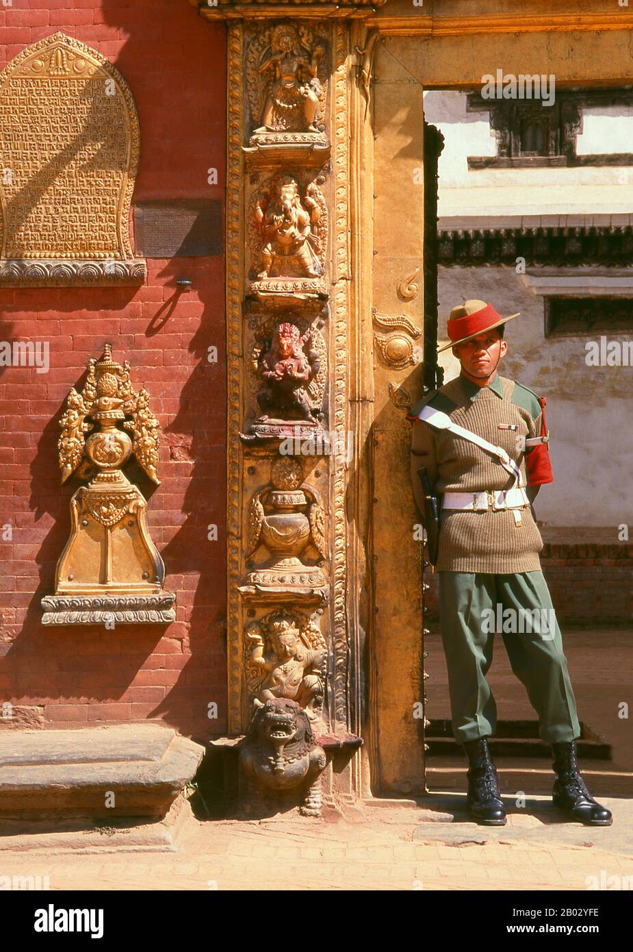 Le Golden Gate ou Sun Dhoka, marque l'entrée au temple de Taleju dans le complexe du palais. La porte a été construite en 1753 par Ranajita Malla (r. 1722 - 1769) et sa femme Jayalakshmi commémorent la performance d'un rite religieux (kotyahuti-yagya), et il s'est avéré être le meilleur morceau de cuivre doré à Bhaktapur, peut-être dans toute la vallée de Katmandou. Très orné en soi, les panneaux gauche et droit de la porte, représentant dix divinités différentes, sont de superbes exemples de l'art de la renommée. Sur les panneaux, Ranajita est mentionné comme le dirigeant d'un territoire qui s'étendait jusqu'à présent Banque D'Images