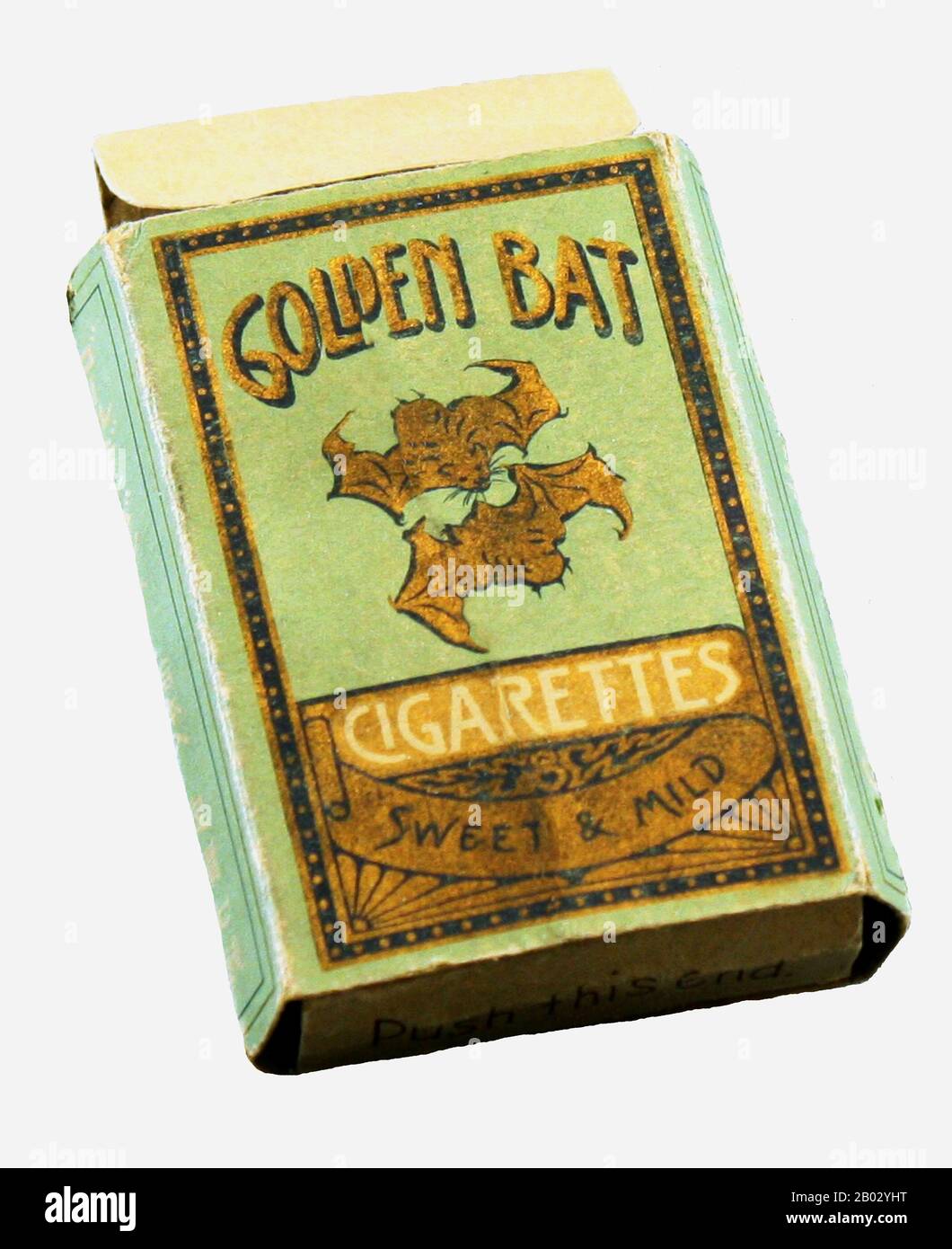 Dans le cadre des plans pour l'exploitation de la Chine, au cours des années trente et quarante, la filiale de l'industrie du tabac de la société Mitsui a commencé à produire des cigarettes spéciales "Golden Bat" utilisant la marque d'Extrême-Orient alors populaire. Leur circulation était interdite au Japon et n'était utilisée que pour l'exportation. Le service secret japonais local sous le général controversé Kenji Doihara a eu le contrôle de leur distribution en Chine et Manchuria où la production a exporté. Dans leur embout buccal, il y avait de petites doses cachées d'opium ou d'héroïne et par ces millions de consommateurs peu méfiants W Banque D'Images