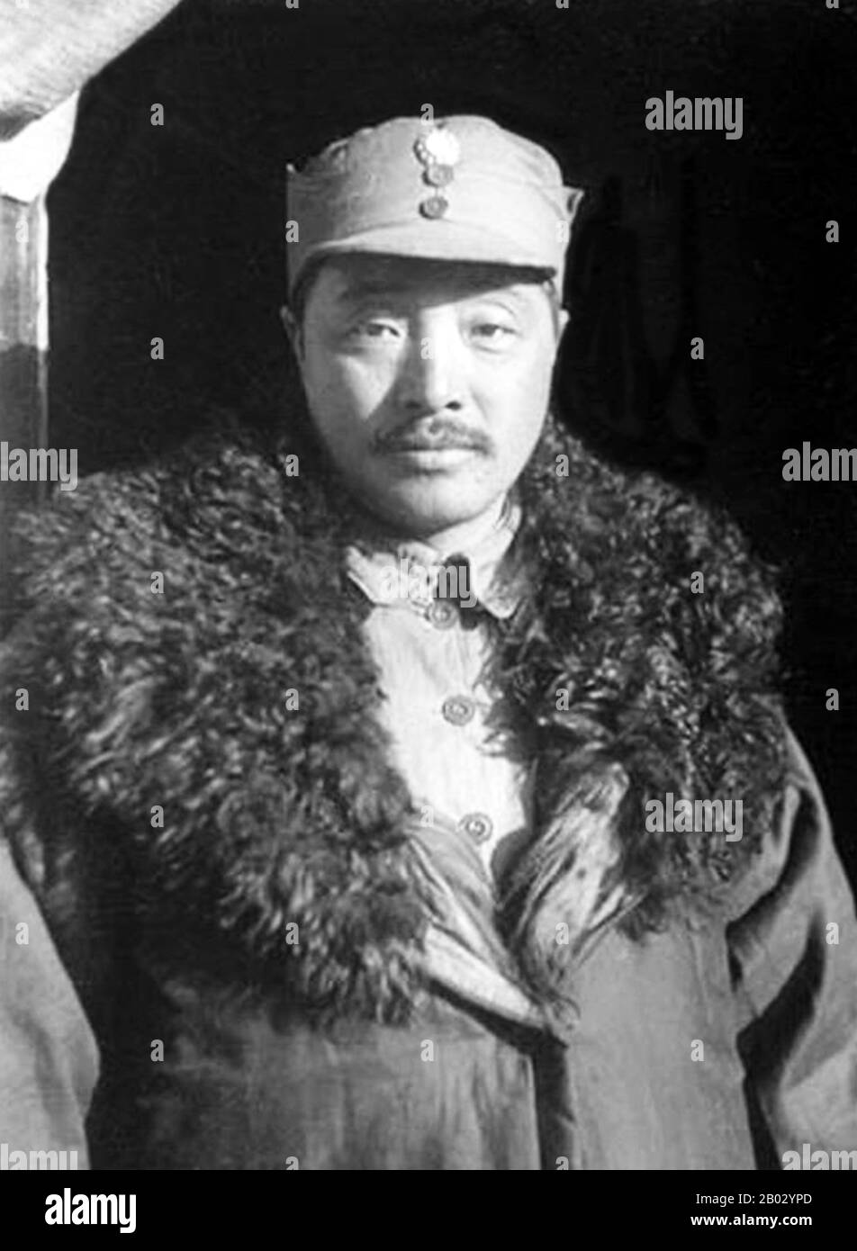 Il long (Wade–Giles: Ho Lung; 22 mars 1896 – 8 juin 1969) était un chef militaire chinois. Il était issu d'une famille rurale pauvre d'un groupe ethnique minoritaire à Hunan, et sa famille n'a pu lui offrir aucune éducation formelle. Il a commencé sa carrière révolutionnaire après avoir vengé la mort de son oncle, quand il s'est enfui pour devenir une loi externe et a attiré une petite armée personnelle autour de lui. Plus tard, ses forces se sont jointes au Kuomintang, et il a participé à l'expédition du Nord. Il a rejoint le long mars en 1935, plus d'un an après que les forces associées à Mao Zedong et Zhu de ont été forcées de le faire. Après Banque D'Images