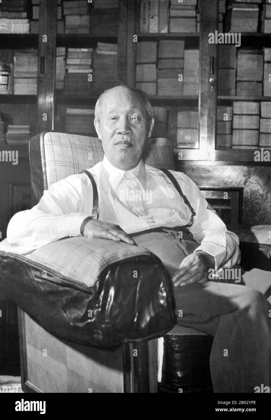 Dong Biwu (Wade-Gles: Tung Pi-wu) est né à Huanggang, Hubei. En 1911, il rejoint le Tongmenghui et participe à la Révolution Xinhai. Deux fois, il est allé au Japon pour étudier à l'Université Nihon. En 1921, il assiste au premier Congrès du Parti communiste chinois en tant que représentant de Wuhan. Mao Zedong et Dong Biwu étaient les deux seuls hommes à assister au premier Congrès et à la création de la République Populaire de Chine à Tiananmen en 1949. Il a été vice-président de la République Populaire de Chine de 1959 à 1975, conjointement avec Song Qingling, et après 1968 il a été - jusqu'en 1972 conjointement Banque D'Images