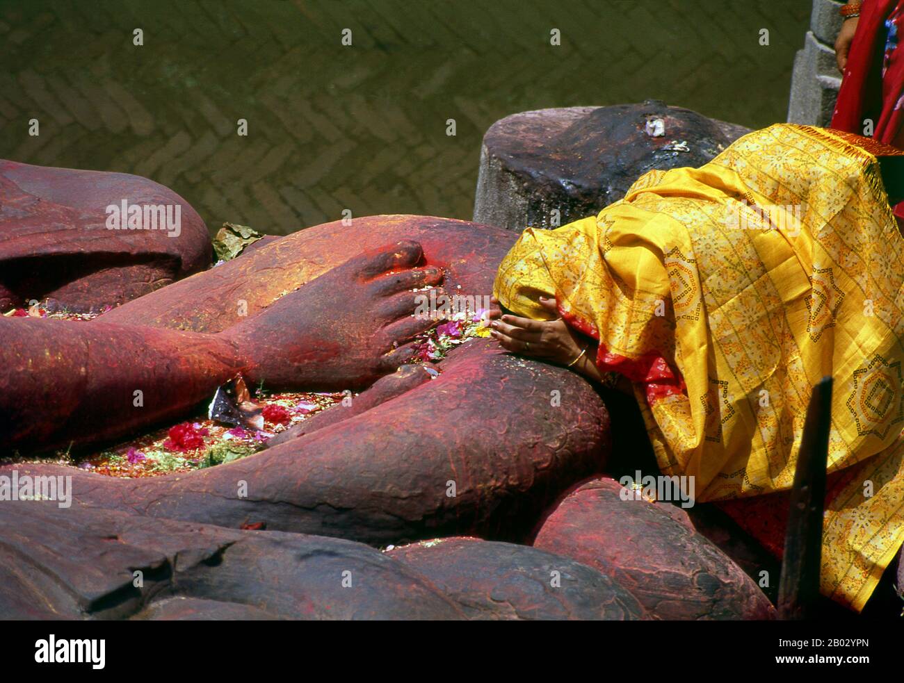 La figure de Vishnu de Budhanilkantha est une figure de 4,5 mètres de long, finement sculptée représentant Vishnu dormant sur le sol de l'océan cosmique, sur un "lit" de corps de serpent entrelaçant, qui font tous partie du serpent géant à onze têtes Ananta, "L'Infini". La figure est probablement née au VIIe siècle et est à l'origine d'un seul morceau de roche. Selon la légende, Budhanilkantha a été découvert par un agriculteur tout en lavant son champ; la charrue s'est enlancée sur le chiffre, qui a été enterré sous terre, et, à la grande surprise de l'agriculteur, le chiffre a commencé à saigner. Budha signifie « mud » et ni Banque D'Images
