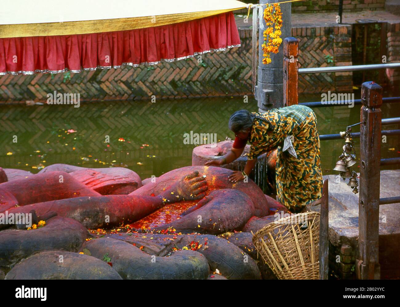 La figure de Vishnu de Budhanilkantha est une figure de 4,5 mètres de long, finement sculptée représentant Vishnu dormant sur le sol de l'océan cosmique, sur un "lit" de corps de serpent entrelaçant, qui font tous partie du serpent géant à onze têtes Ananta, "L'Infini". La figure est probablement née au VIIe siècle et est à l'origine d'un seul morceau de roche. Selon la légende, Budhanilkantha a été découvert par un agriculteur tout en lavant son champ; la charrue s'est enlancée sur le chiffre, qui a été enterré sous terre, et, à la grande surprise de l'agriculteur, le chiffre a commencé à saigner. Budha signifie « mud » et ni Banque D'Images